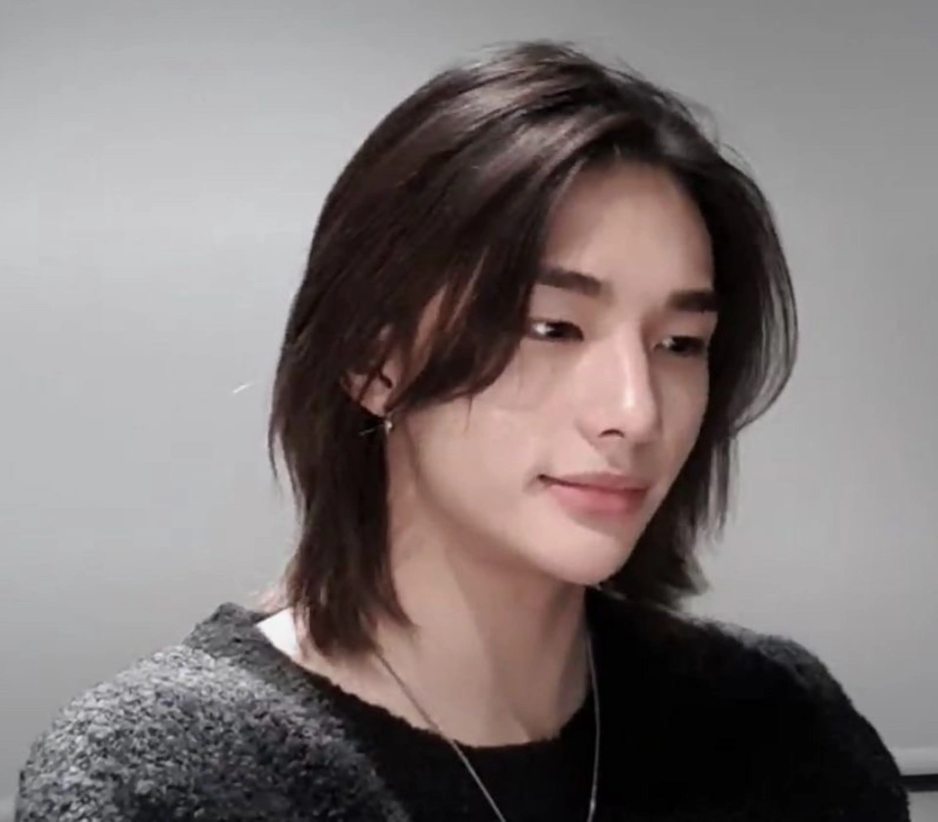 ミディアム メンズ 曲がる縮毛矯正 センターパートのヘアスタイル