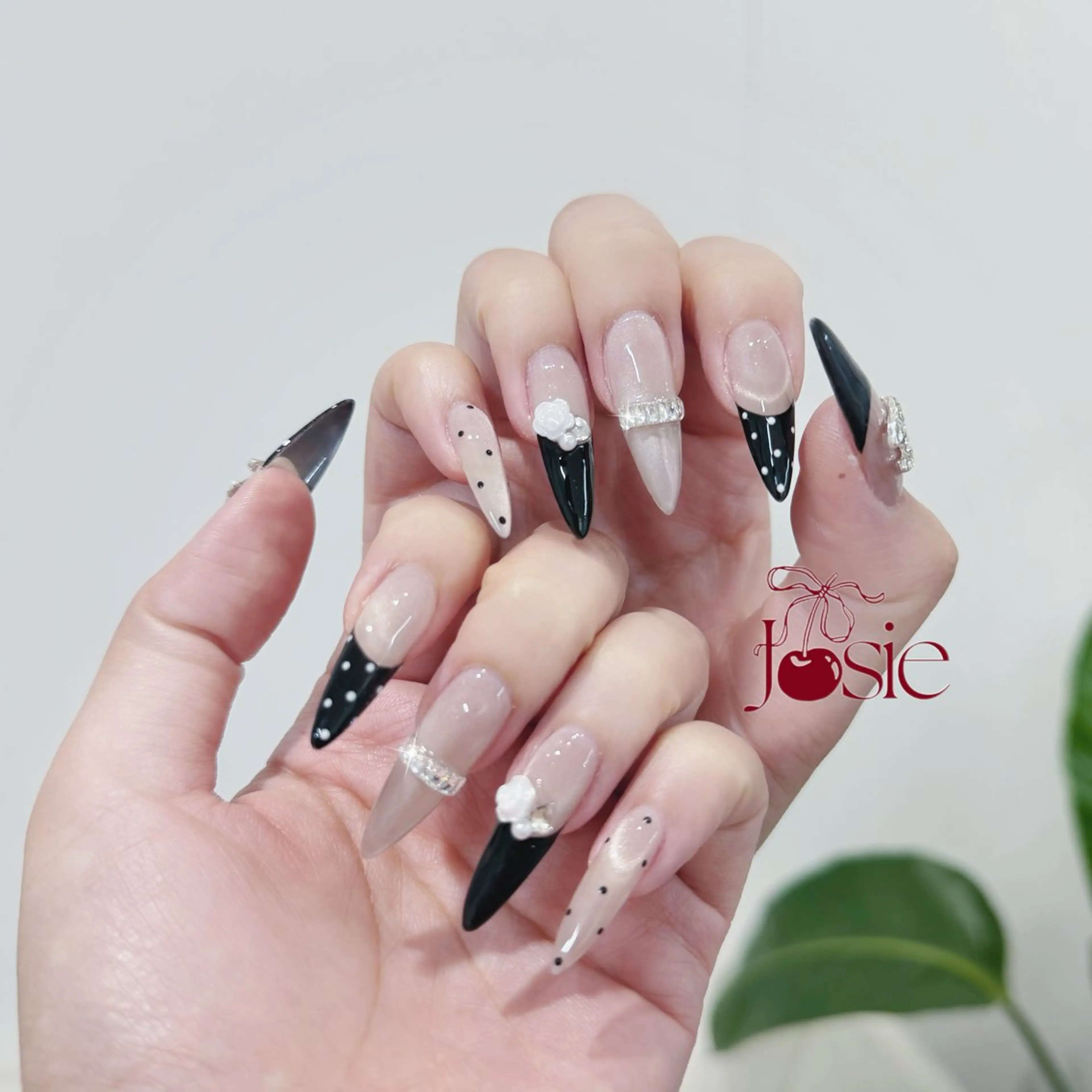ネイル キラキラネイル 韓国ネイル ロングネイル ワンホンネイル ハンドネイル Josie nail salonのネイルデザイン