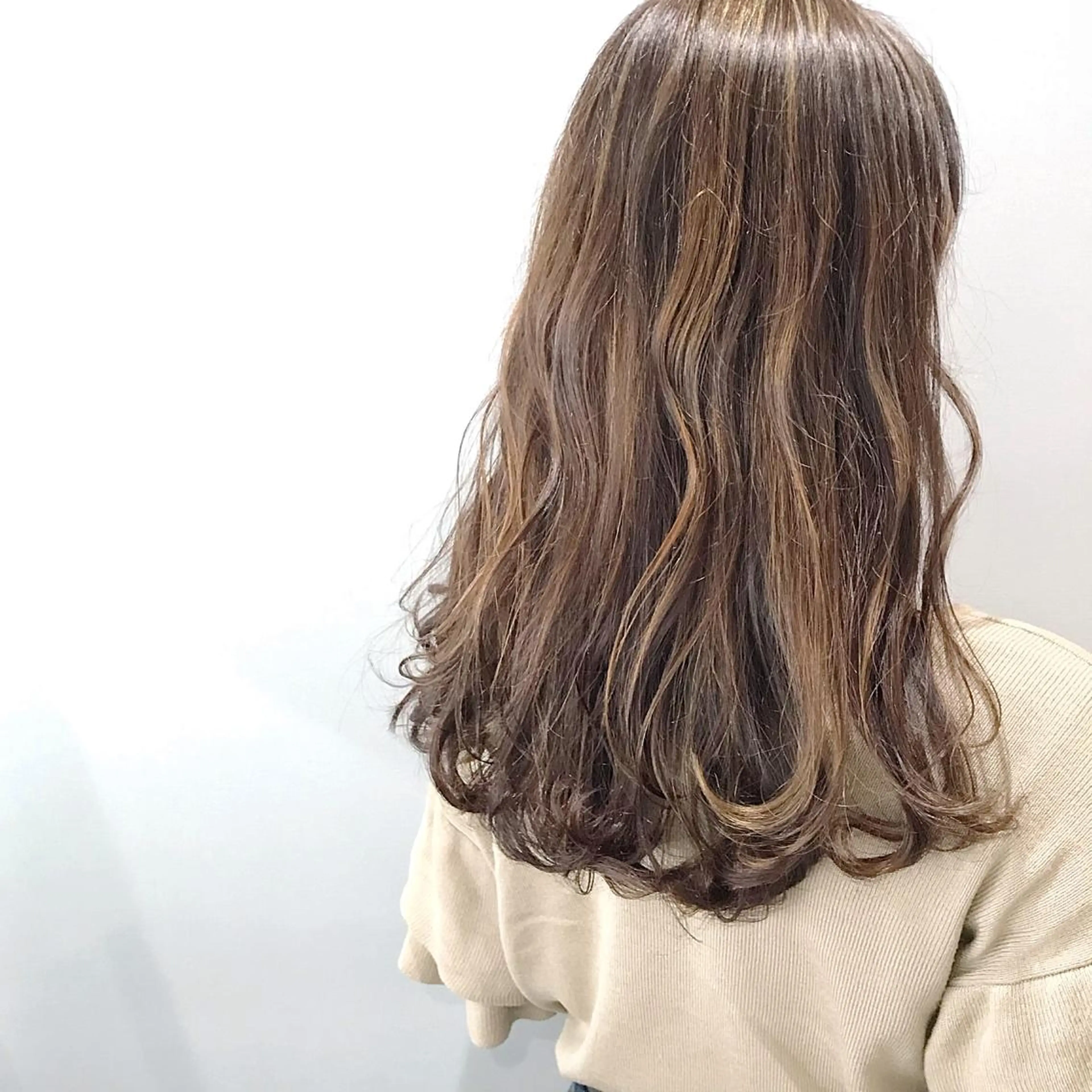 セミロング カラー ヘアアレンジ 透明感カラー グレージュ ハイライトカラー 外国人風カラー ハイライト 美髪専門サロン kazuのヘアスタイル