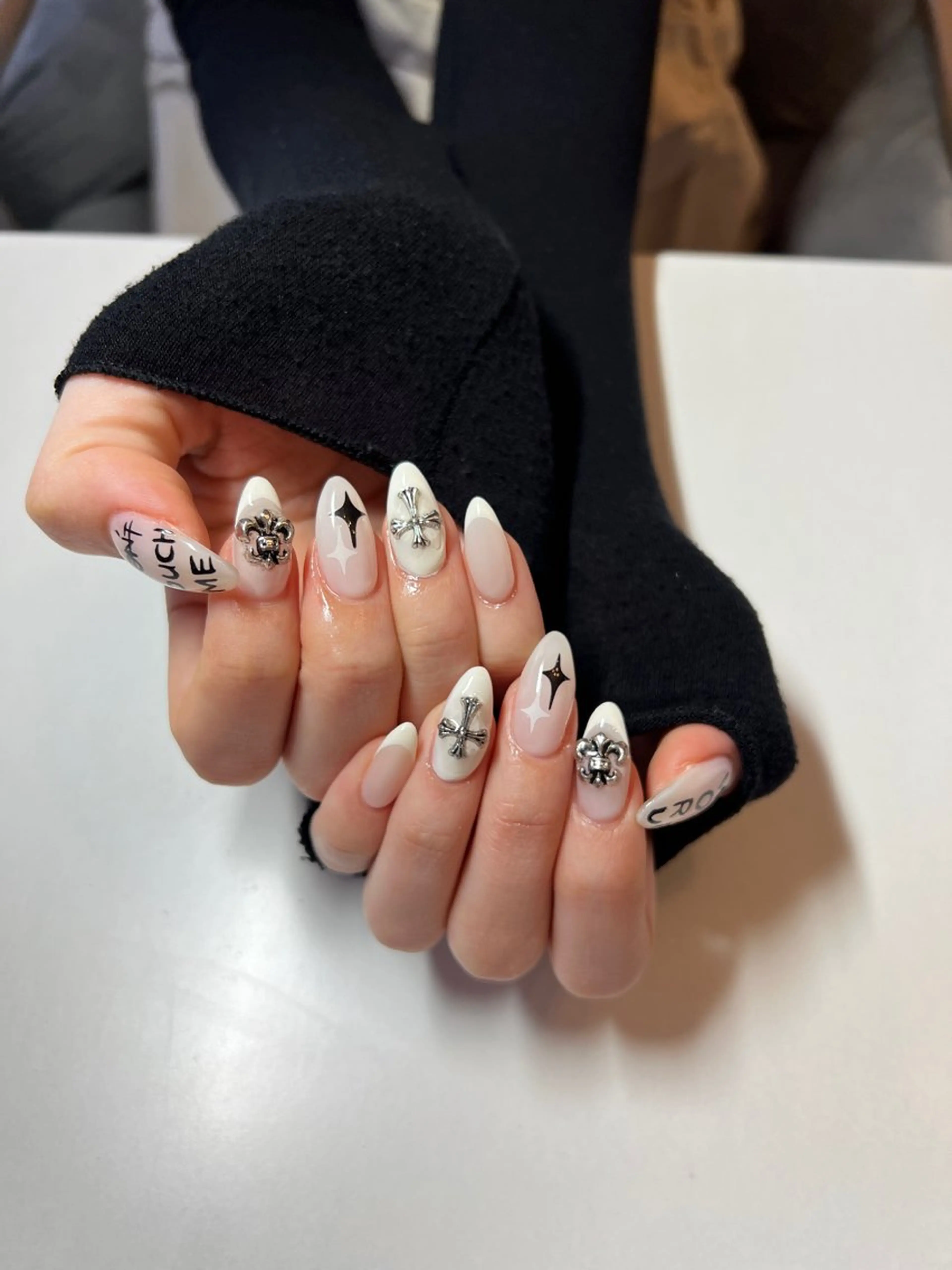 ネイル 韓国ネイル 持ち込み ワンホンネイル ハンドネイル ハンドケア ちゅるんネイル🪄 耳ツボジュエリー🔗のネイルデザイン