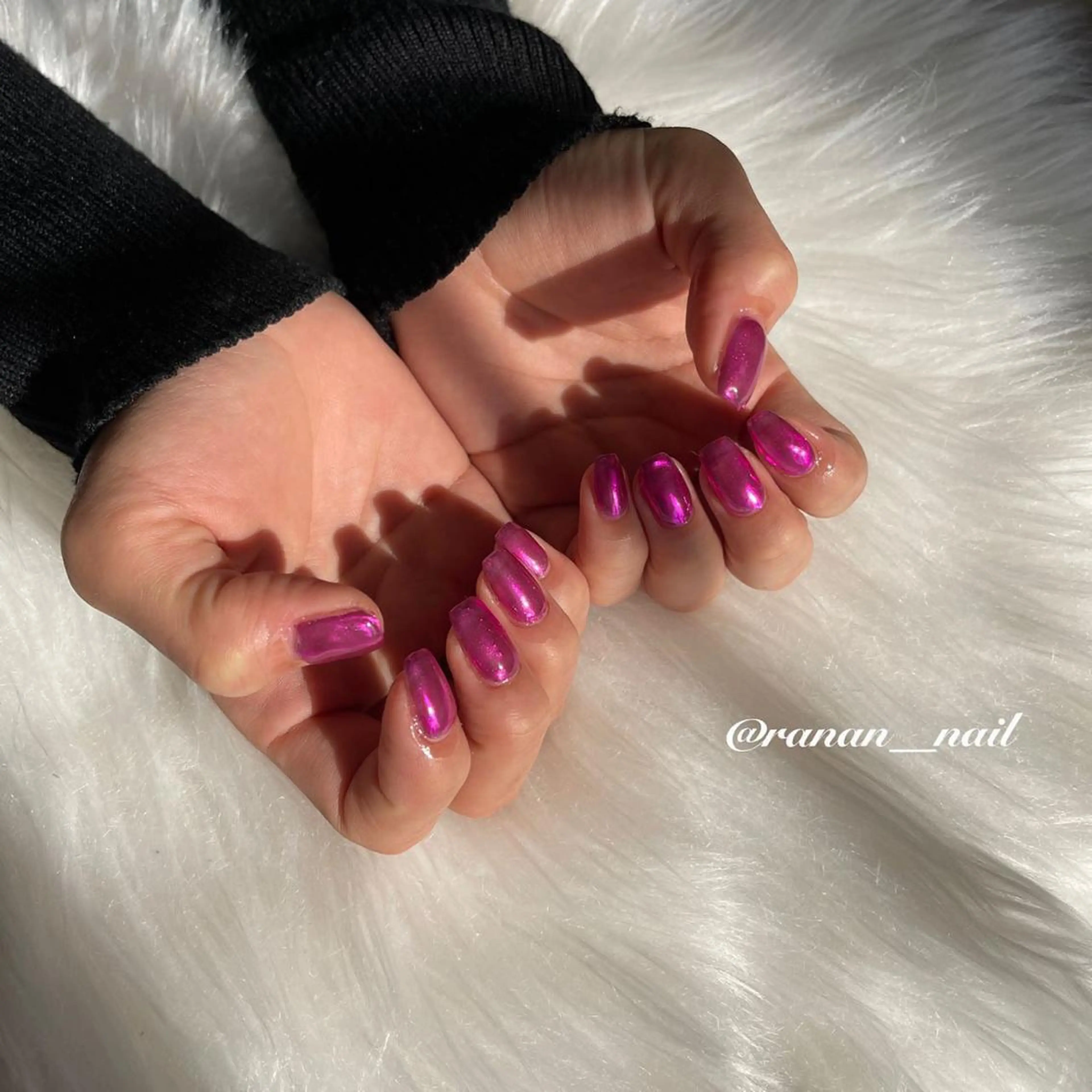 ネイル ミラーネイル ピンク 𝓇𝒶𝓃𝒶𝓃 𝓃𝒶𝒾𝓁のネイルデザイン