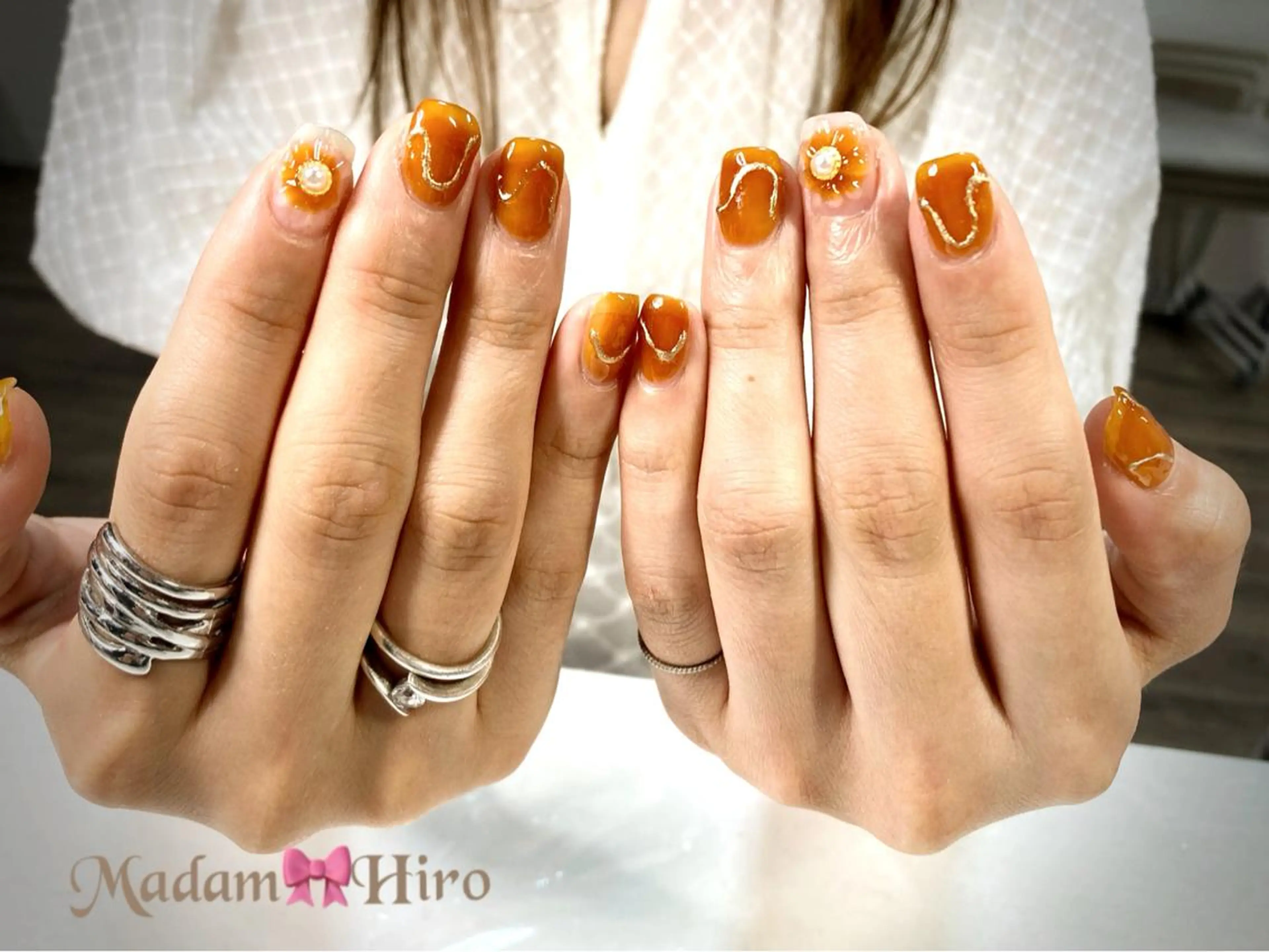 ハンドネイル　オフあり　秋ニュアンスネイル　ミラーネイル　フラワーネイルの写真