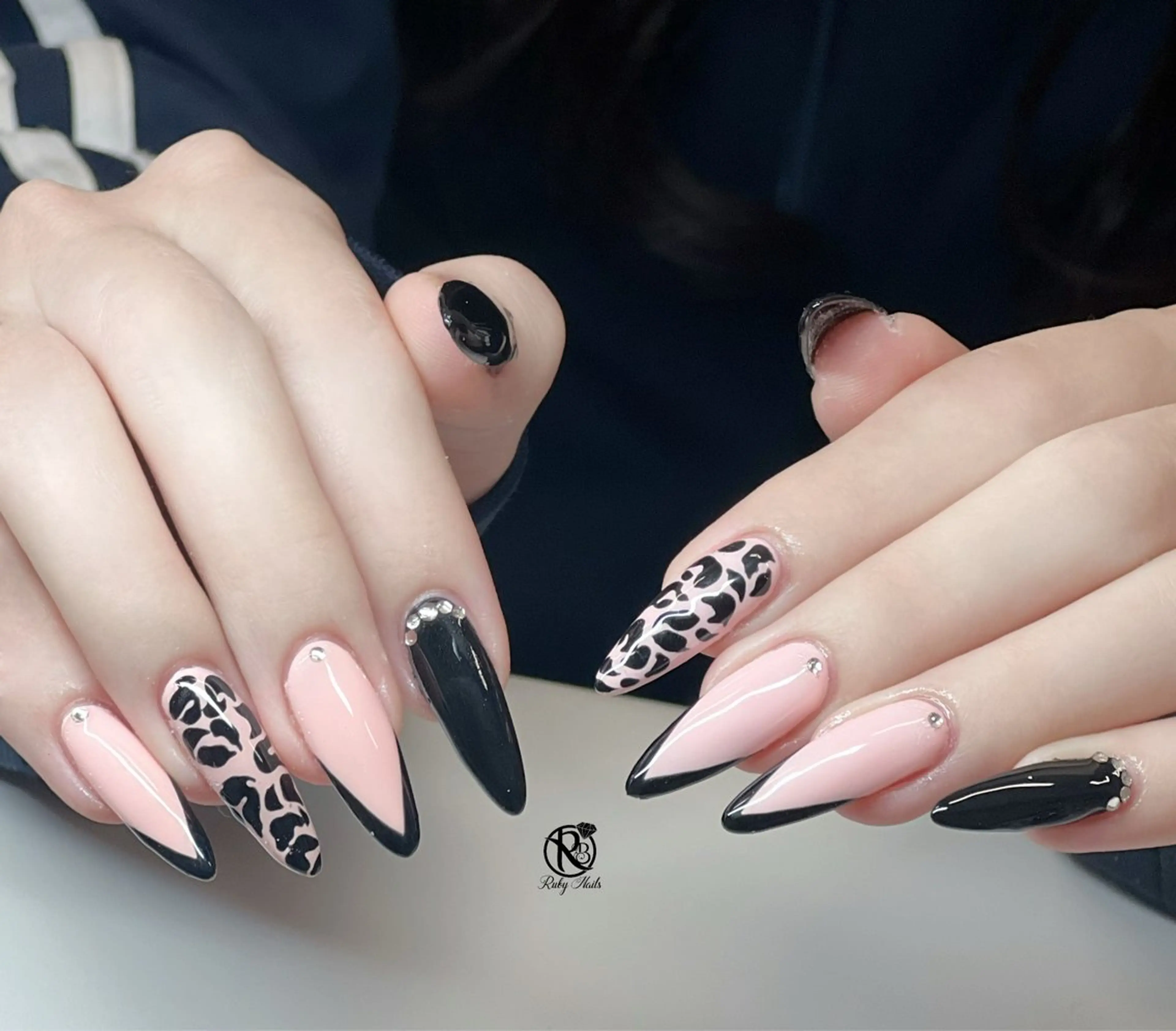 ネイル ボルドー ブラウン チークネイル ドット フットネイル ハンドネイル CHERRYネイルサロン所属・チェリネイルサロン 霞ヶ関のネイルデザイン