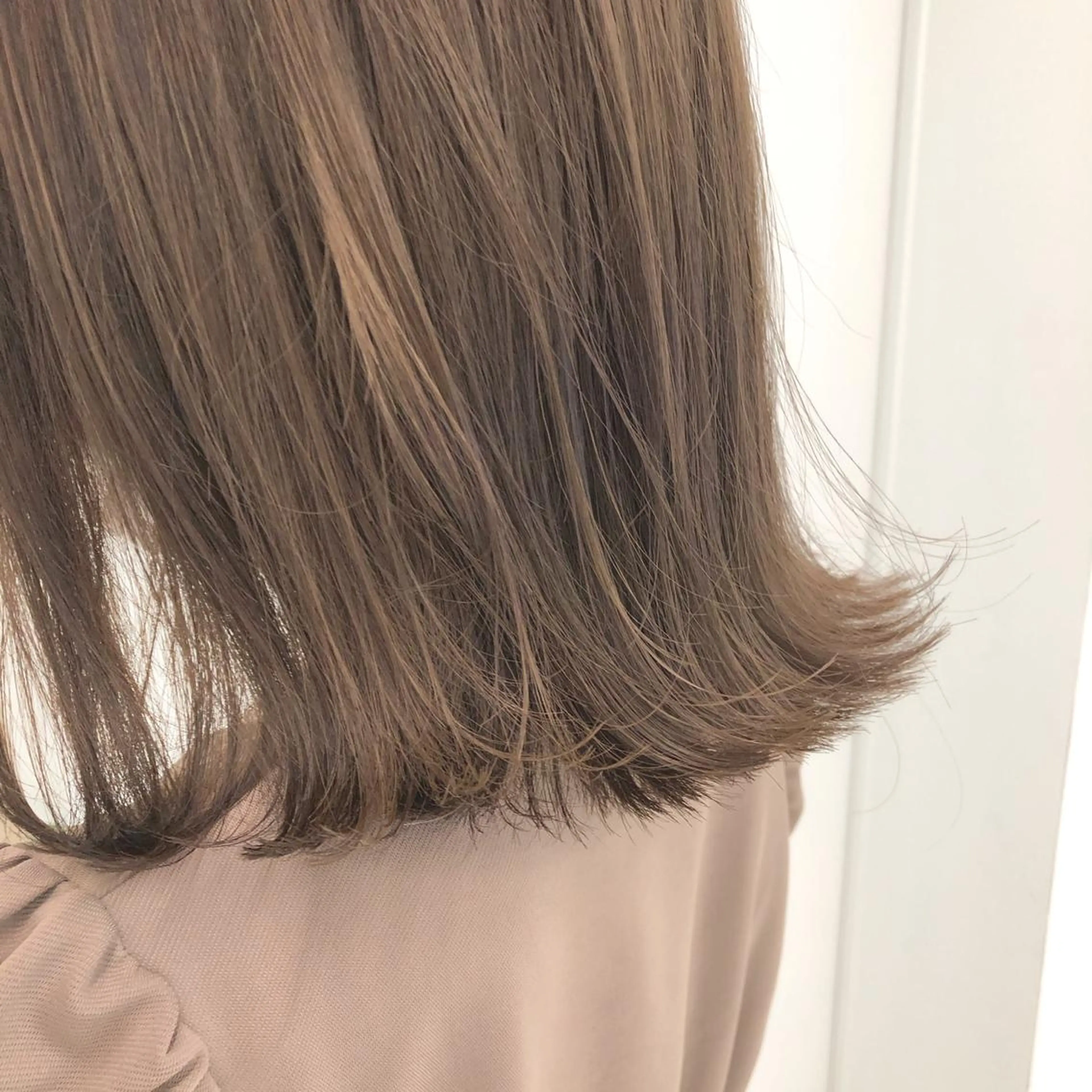 ミディアム カラー レイヤーカット 透明感カラーのヘアスタイル