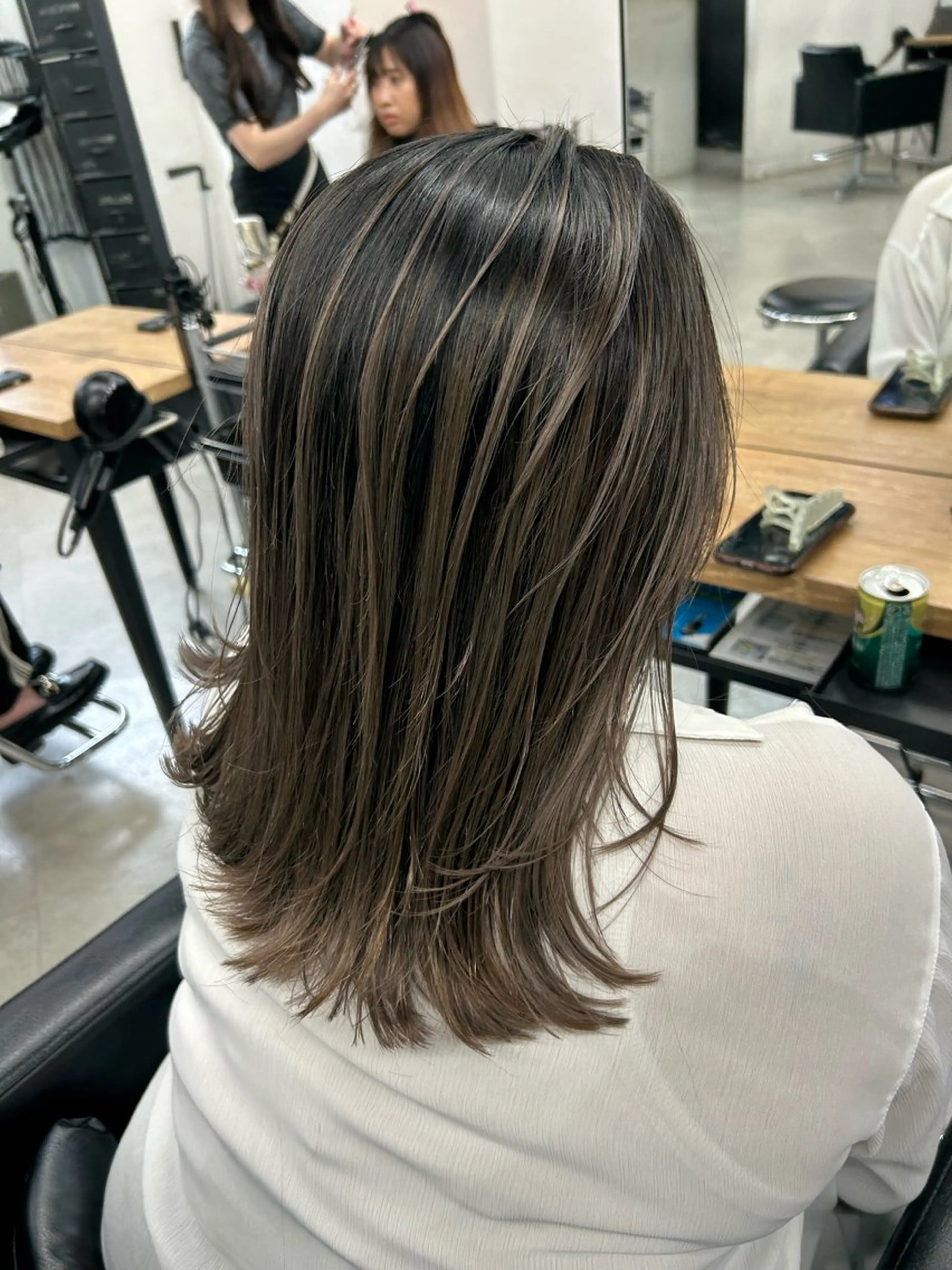 ミディアム カラー バレイヤージュ レイヤーカット カット ヘアカラー トリートメント RYOSUKE ハイトーンのヘアスタイル