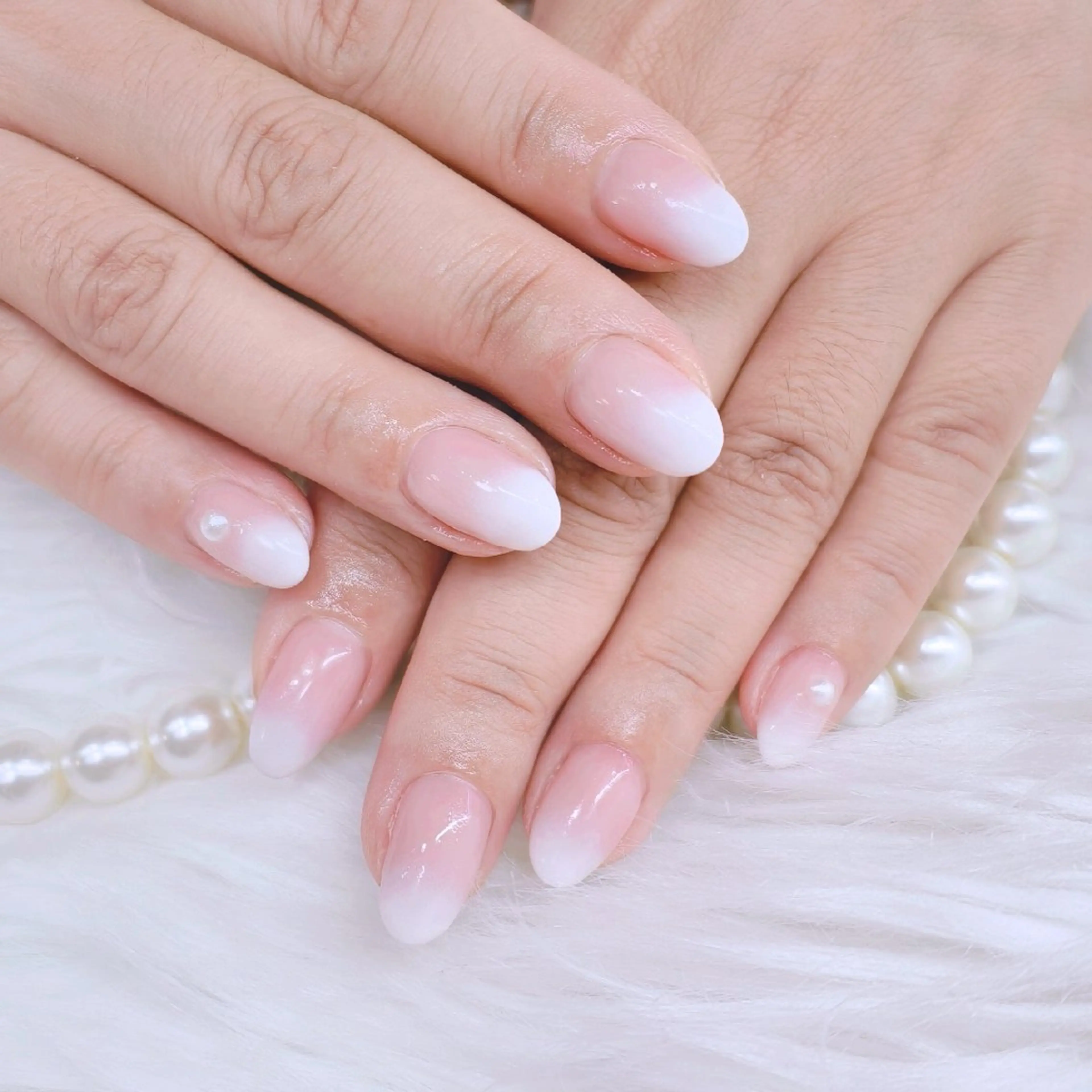 ネイル グラデーション ピンク ホワイト ハンドネイル U.NI所属・森川 雪のネイルデザイン