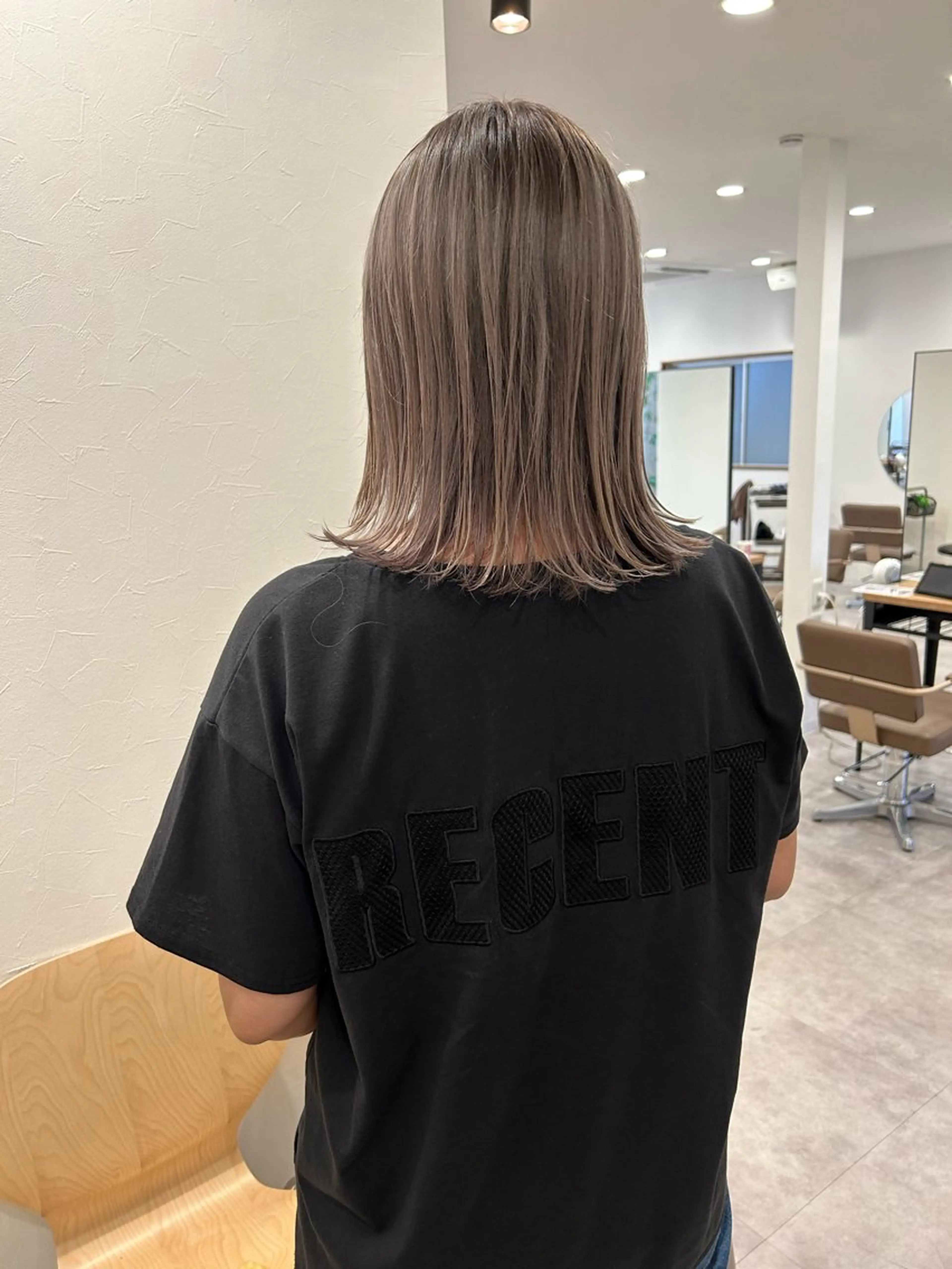 ミディアム カラー ベージュカラー ミルクティーベージュ 外ハネヘア カット ヘアカラー Radix所属・ボブ/ハイトーン 福生Radix 下田のヘアスタイル