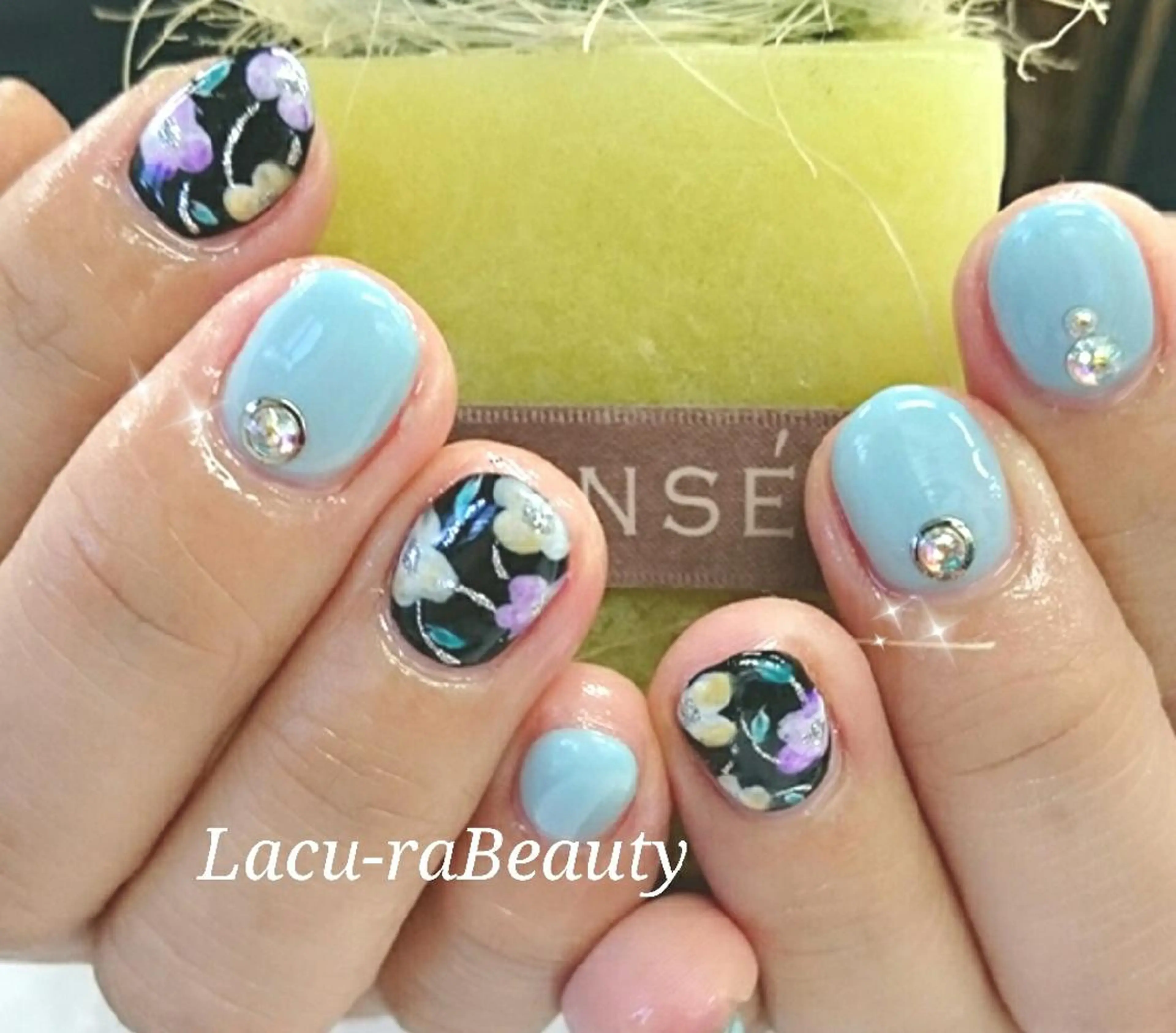 ネイル フラワーネイル 夏ネイル 小顔と腸の専門店 ラクーラビューティのエステ・リラクイメージ
