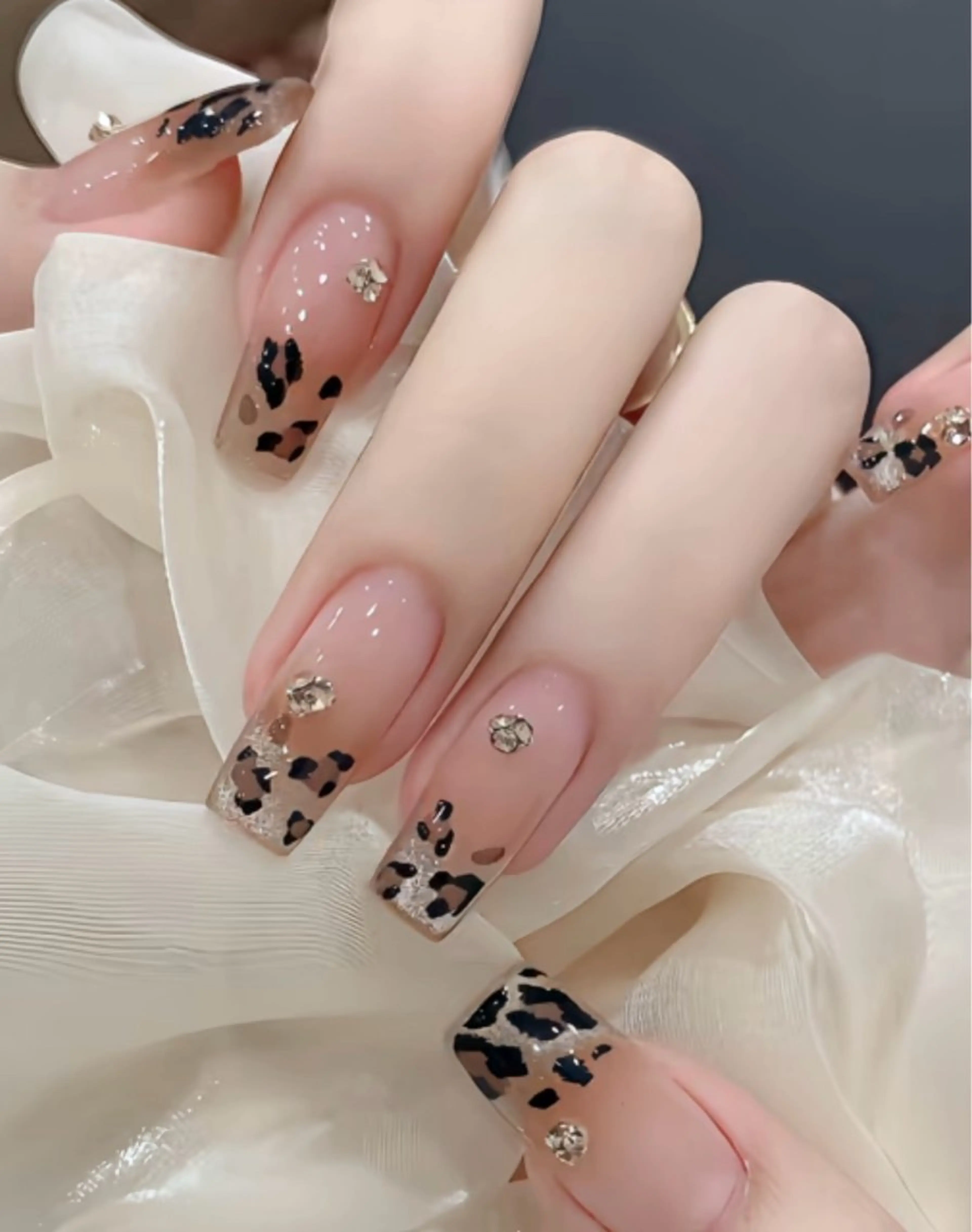 ネイル チークネイル 長さ出し フラワーネイル フレンチネイル ガーリー sun nail池袋 モデル募集のネイルデザイン