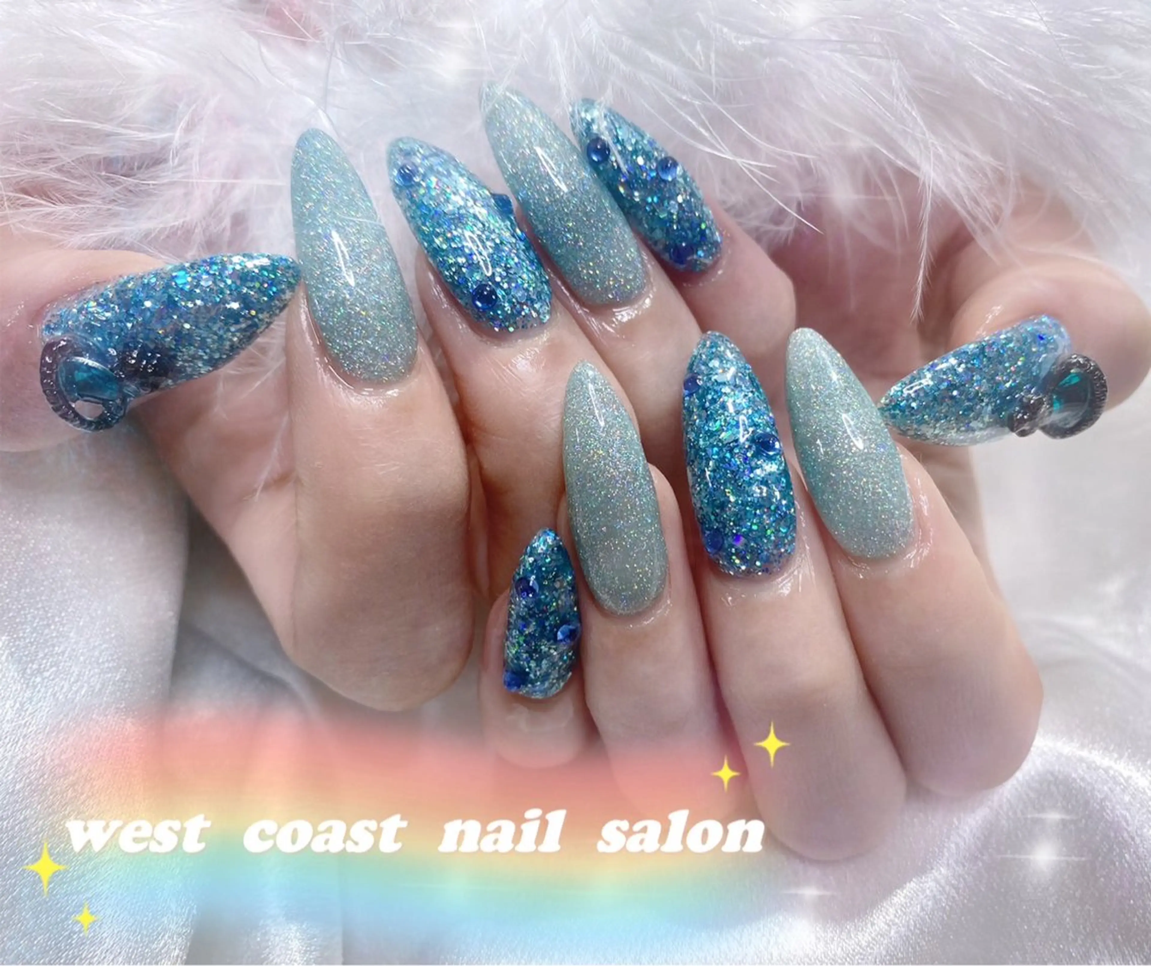 ネイル ブルー ホログラムネイル ハンドネイル リボン、ガーリー パーツ放題専門店のネイルデザイン