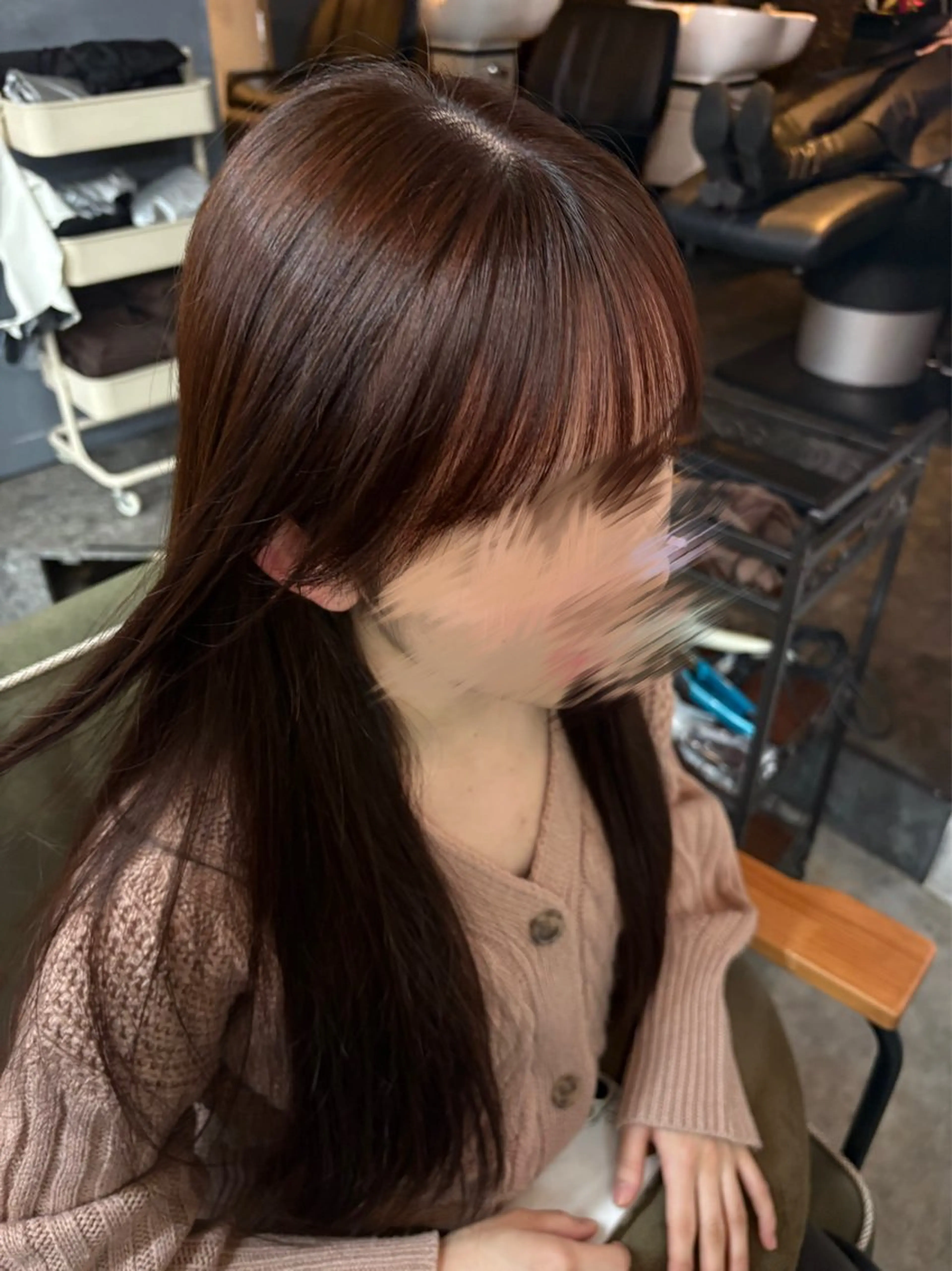 ロング ピンクブラウン ヘアカラー シモイケ ルアのヘアスタイル