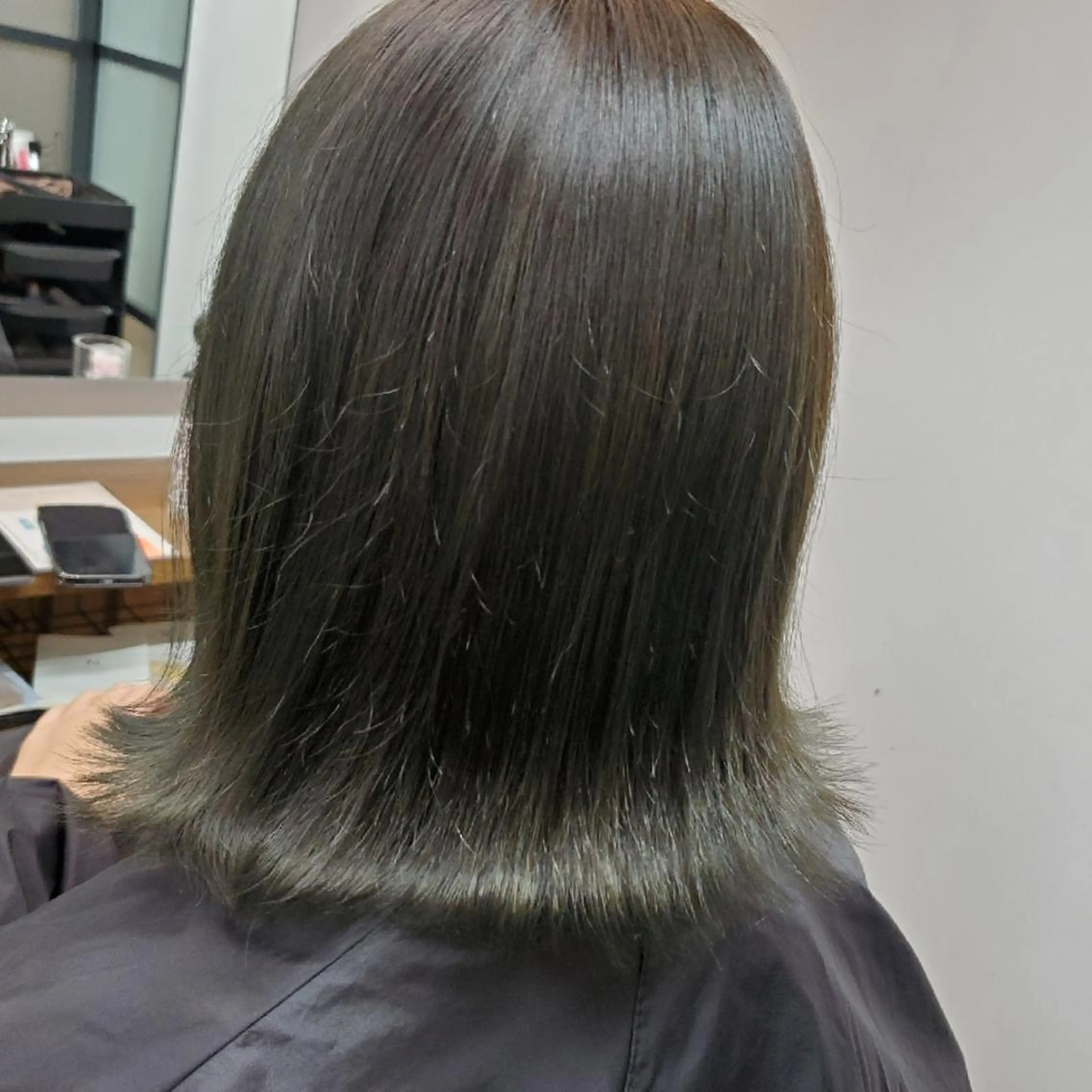 ショート カラー 切りっぱなしボブ オリーブグレー ボブ 外ハネヘア 手島 大貴のヘアスタイル