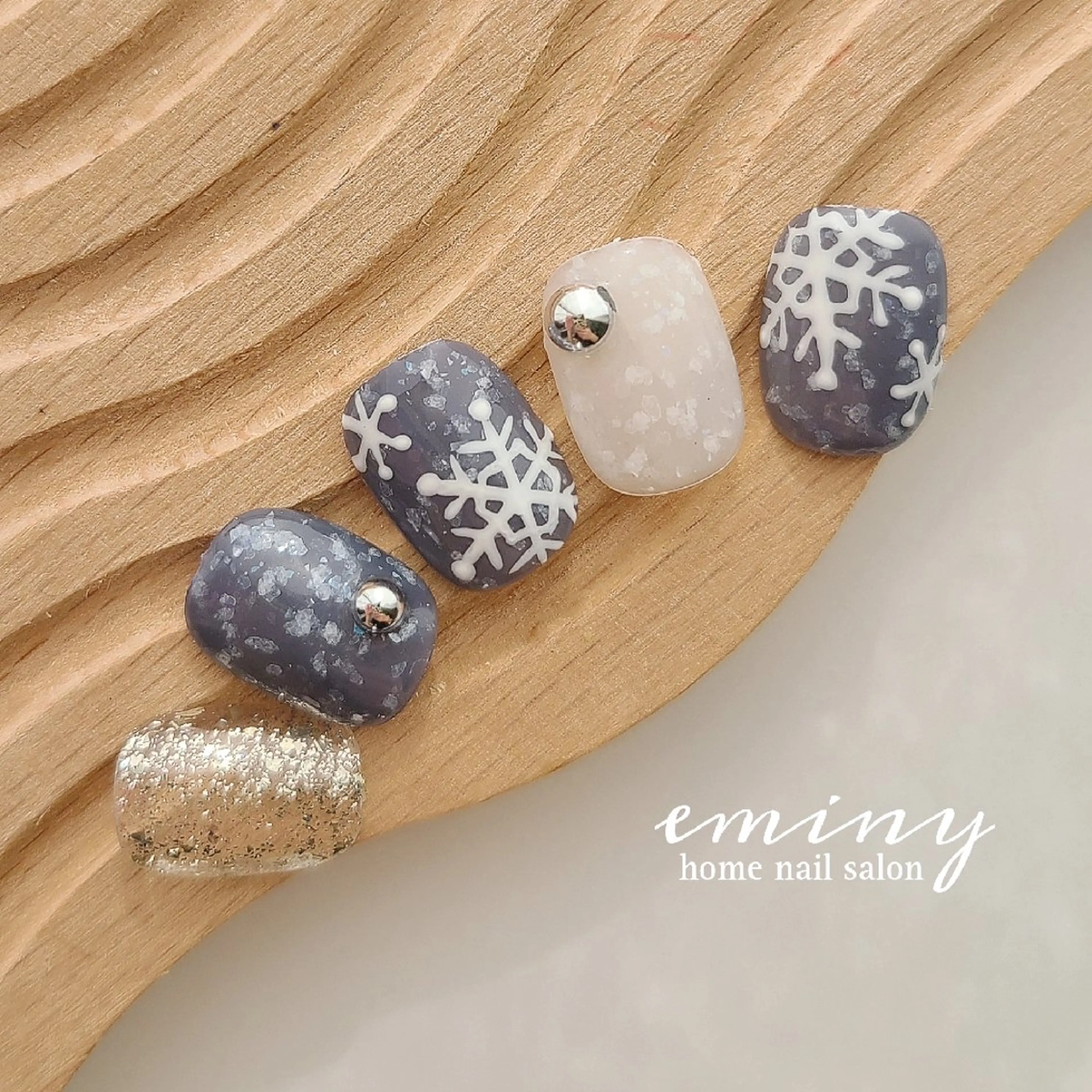ネイル キラキラネイル 冬ネイル クリスマス ハンドネイル nail salon  eminyのネイルデザイン