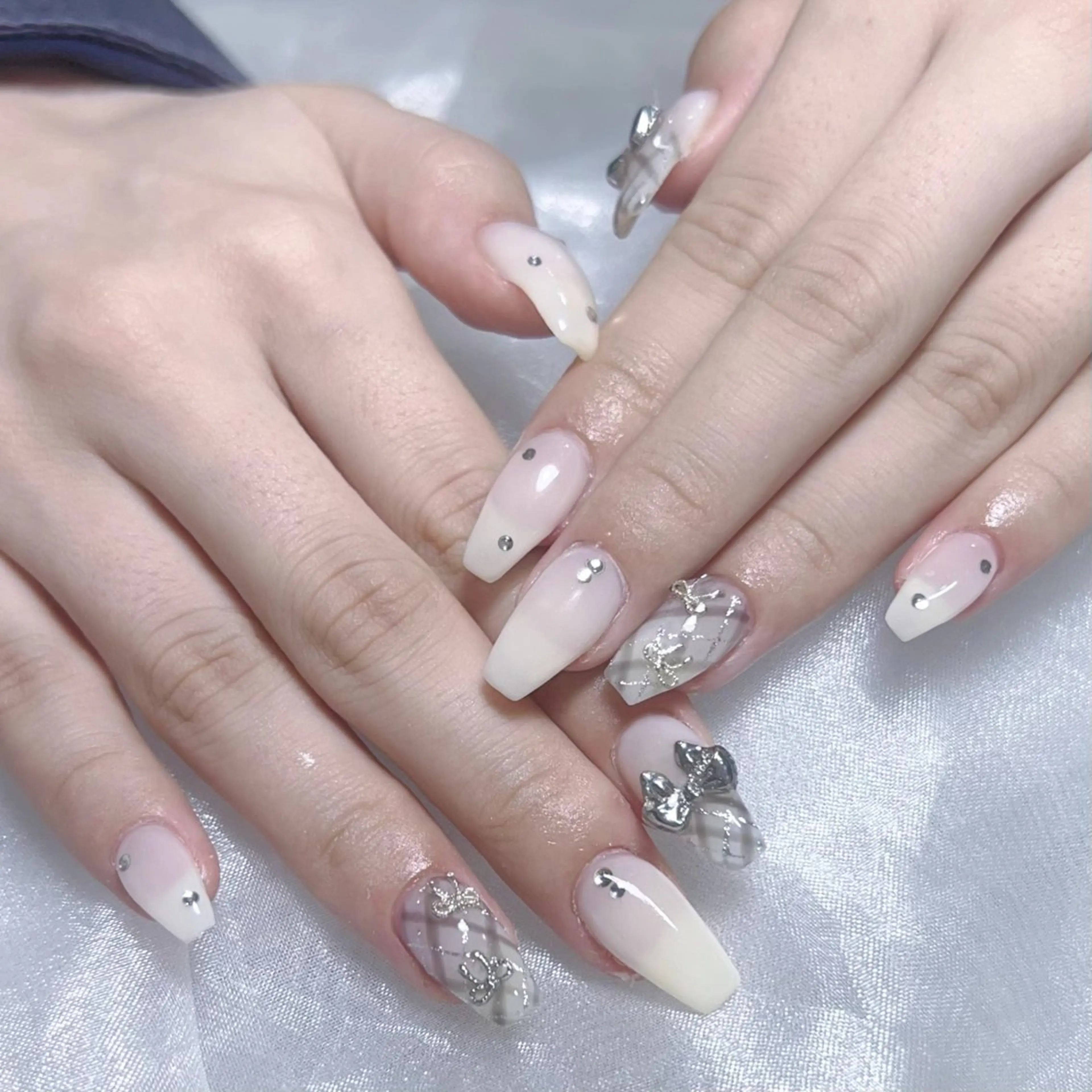 メンズ ネイル メンズ韓国風 アートネイル オーロラネイル ガーリー キラキラネイル Nail salon 木にいるのネイルデザイン