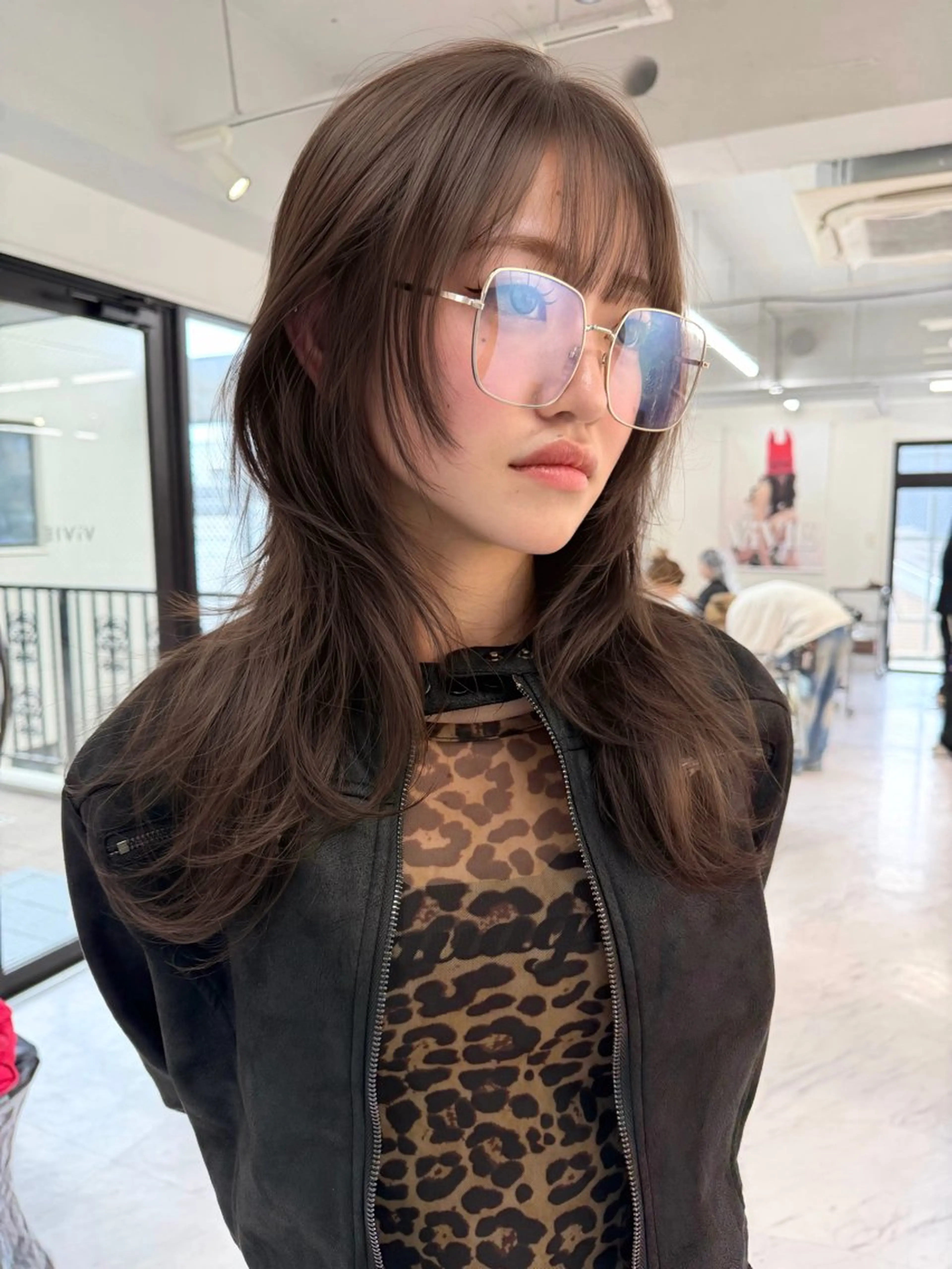 ミディアム カラー ベージュカラー ブリーチ ケアブリーチ デザインカラー ダブルカラー カット ヘアカラー TATSUブリーチ/ ミルクティーベージュのヘアスタイル