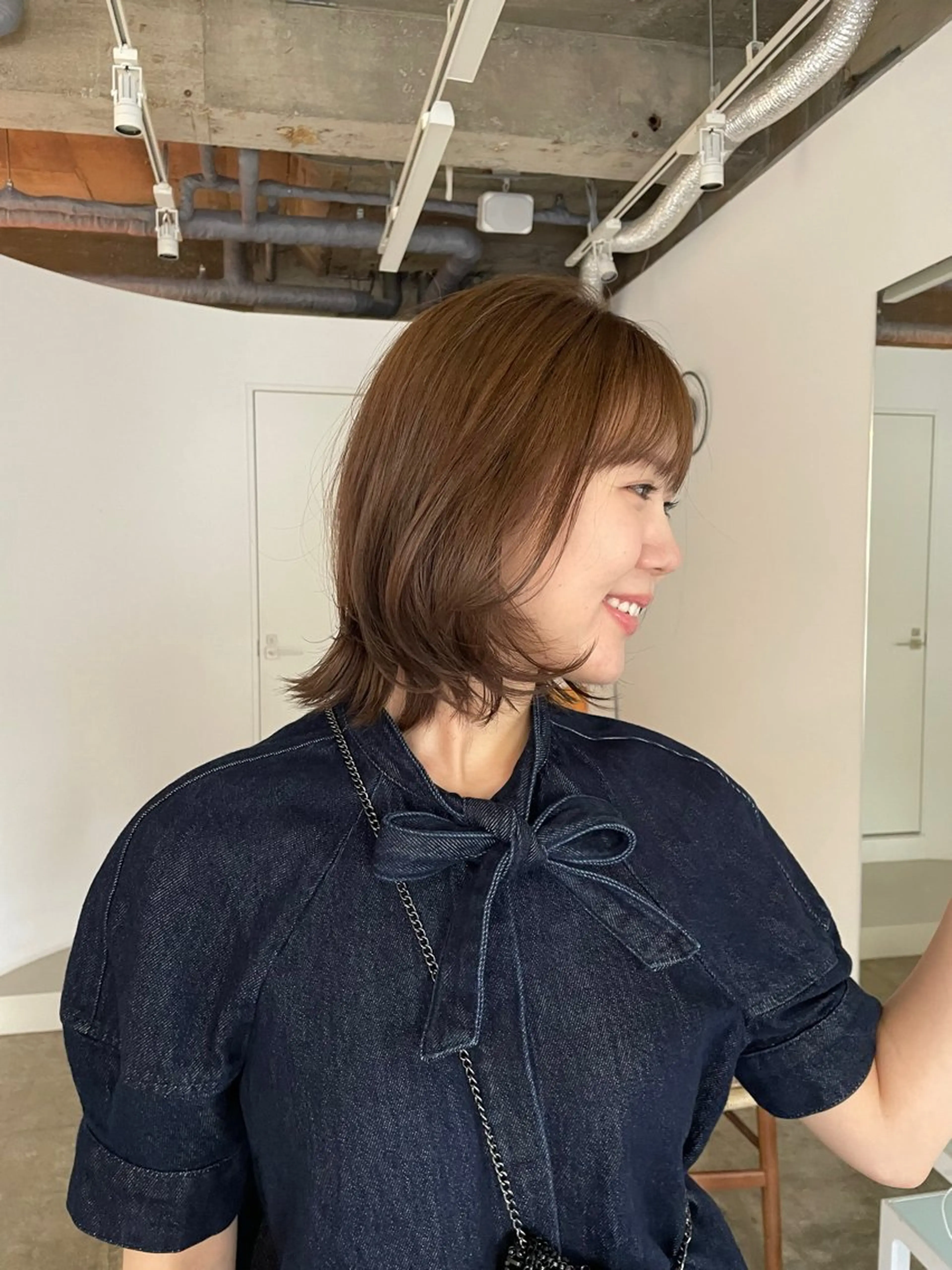 ミディアム カラー ベージュカラー オリーブベージュ レイヤーカット カット ヘアカラー トリートメント H I ＮＡのヘアスタイル