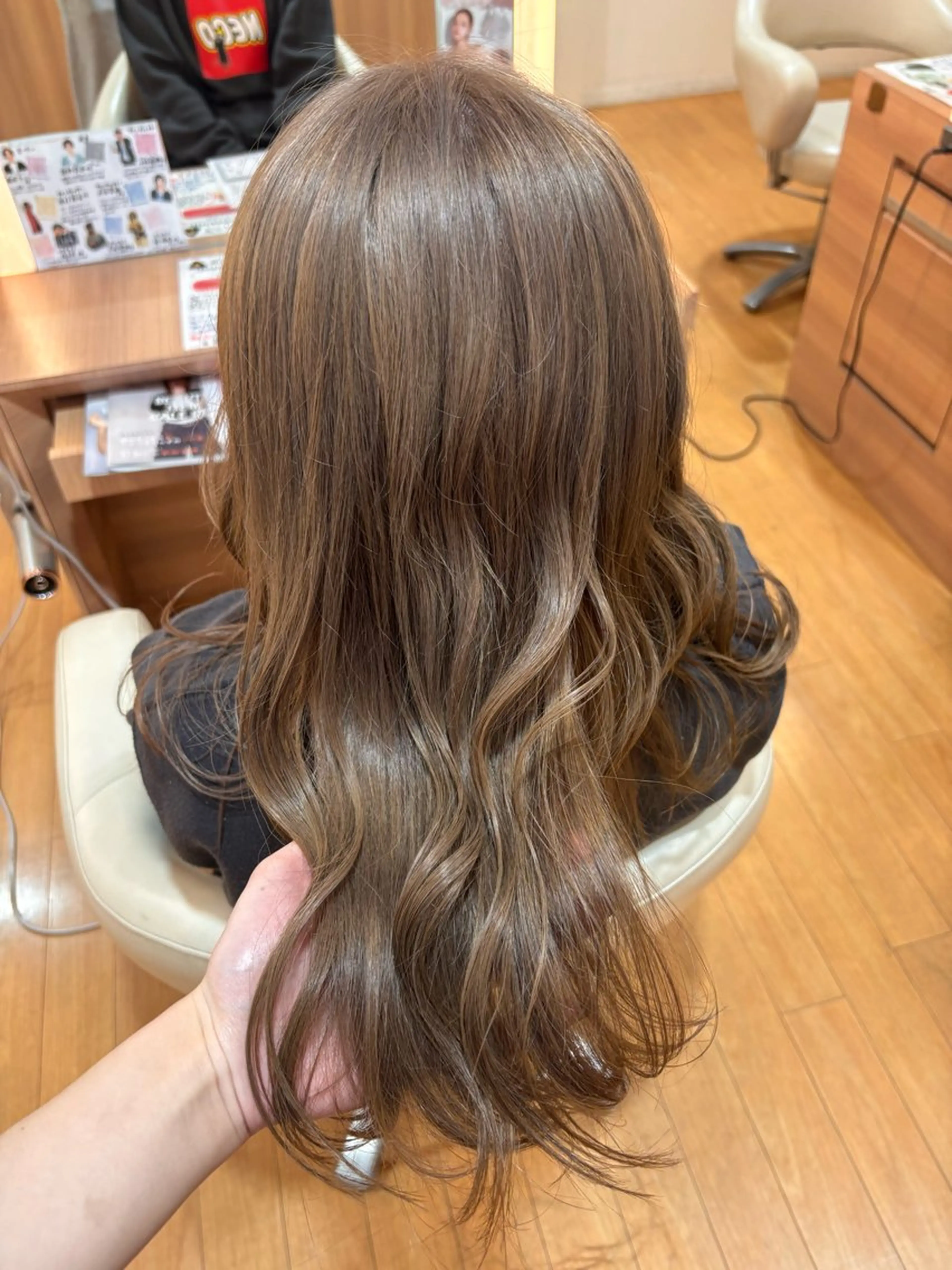 ロング 岡 愛梨のヘアスタイル