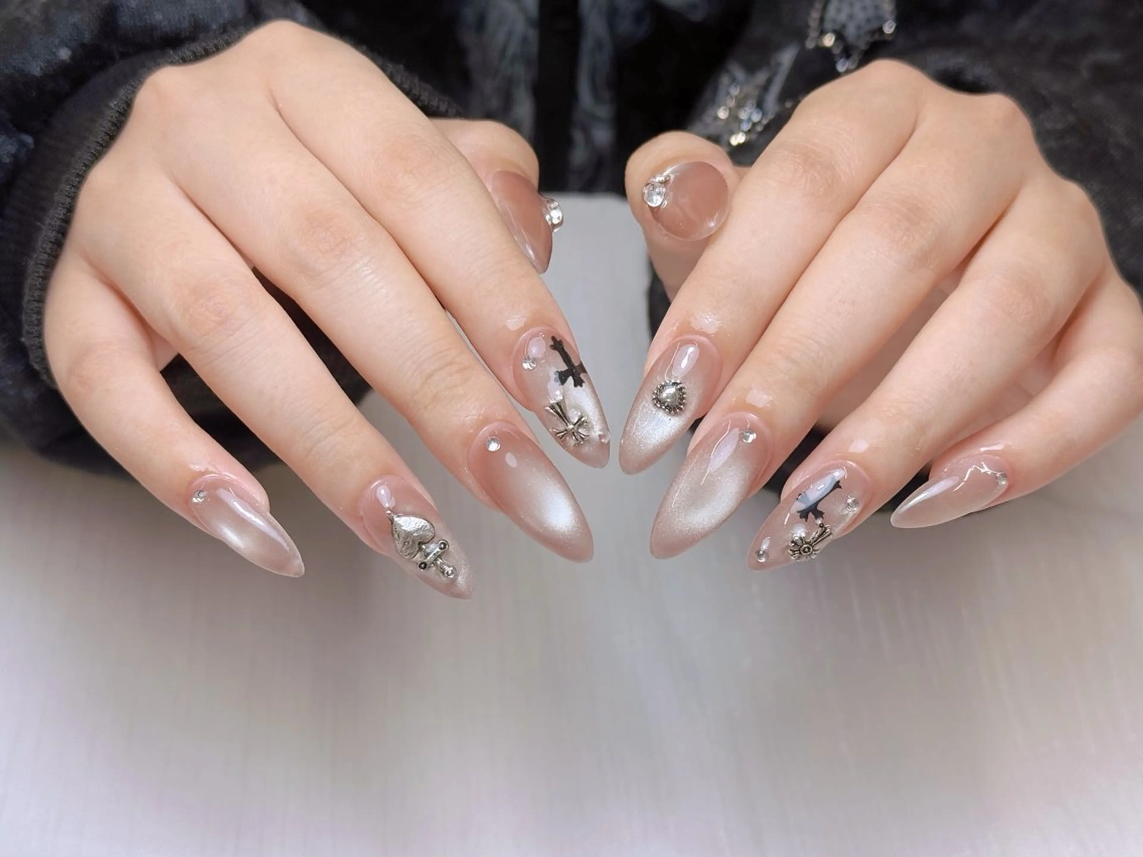 ロング 韓国風ヘア ハンドネイル 28nails .thaoのネイルデザイン