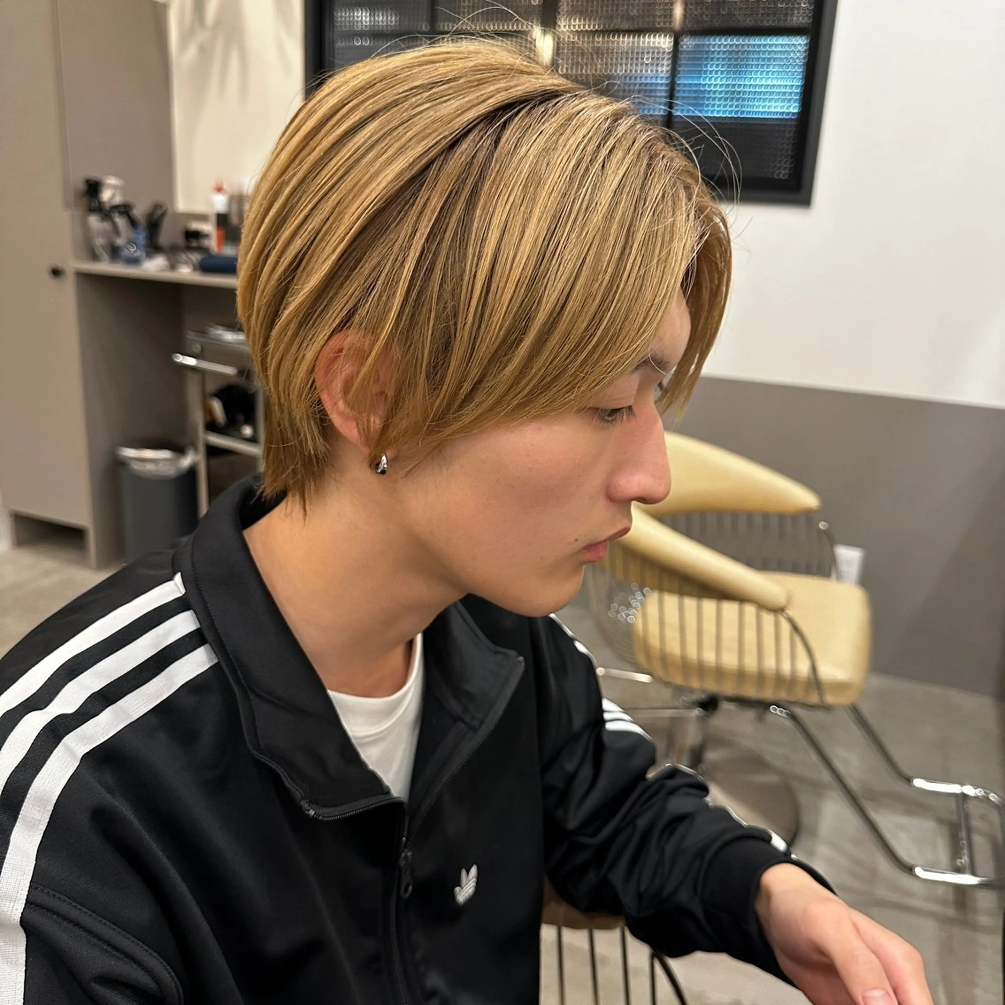 ショート メンズ メンズブリーチ メンズハイトーン ボブ 顔まわりレイヤー 顔周りカット dogstar 加藤翔大のヘアスタイル