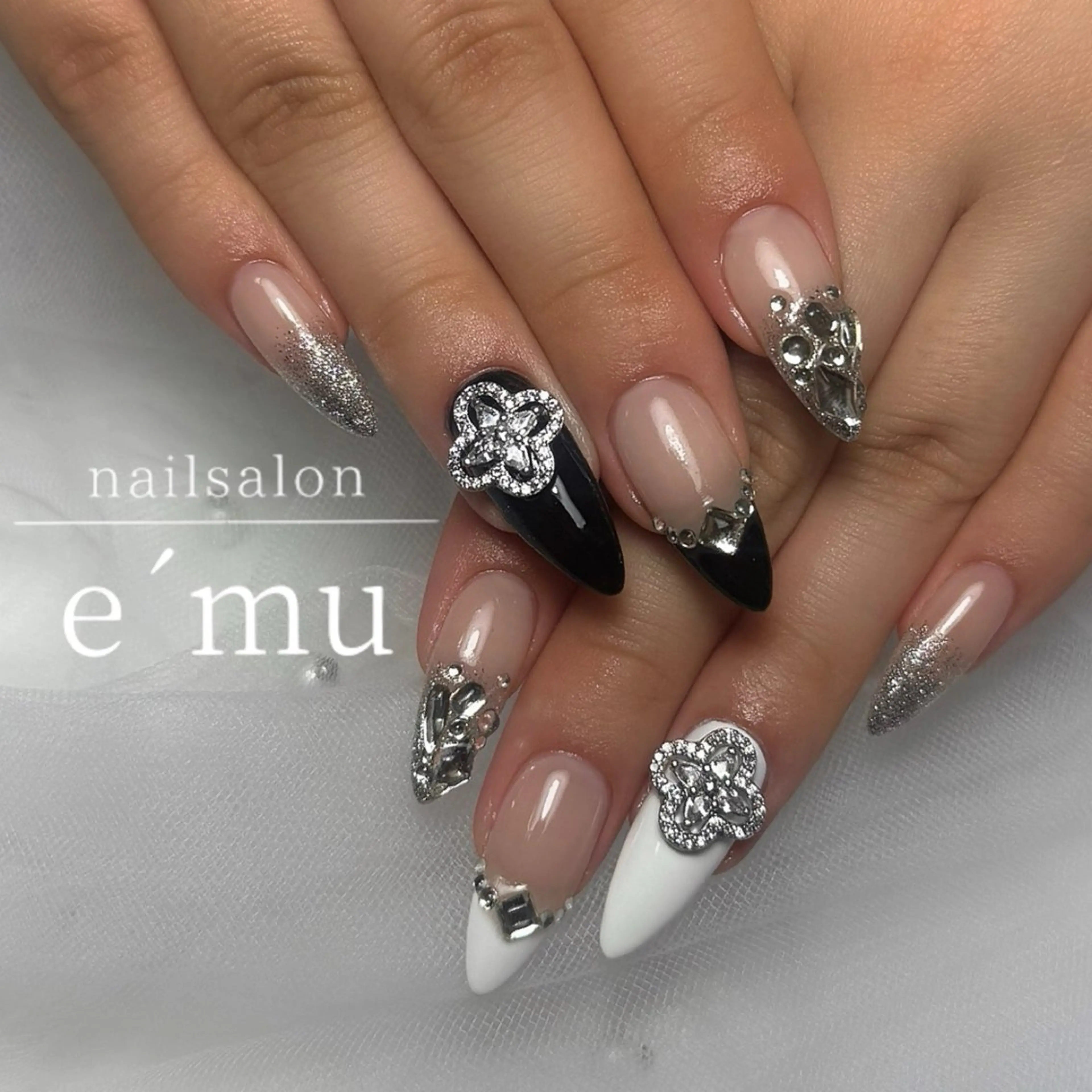 ネイル ホワイト ハンドネイル nailsalon e´muのネイルデザイン