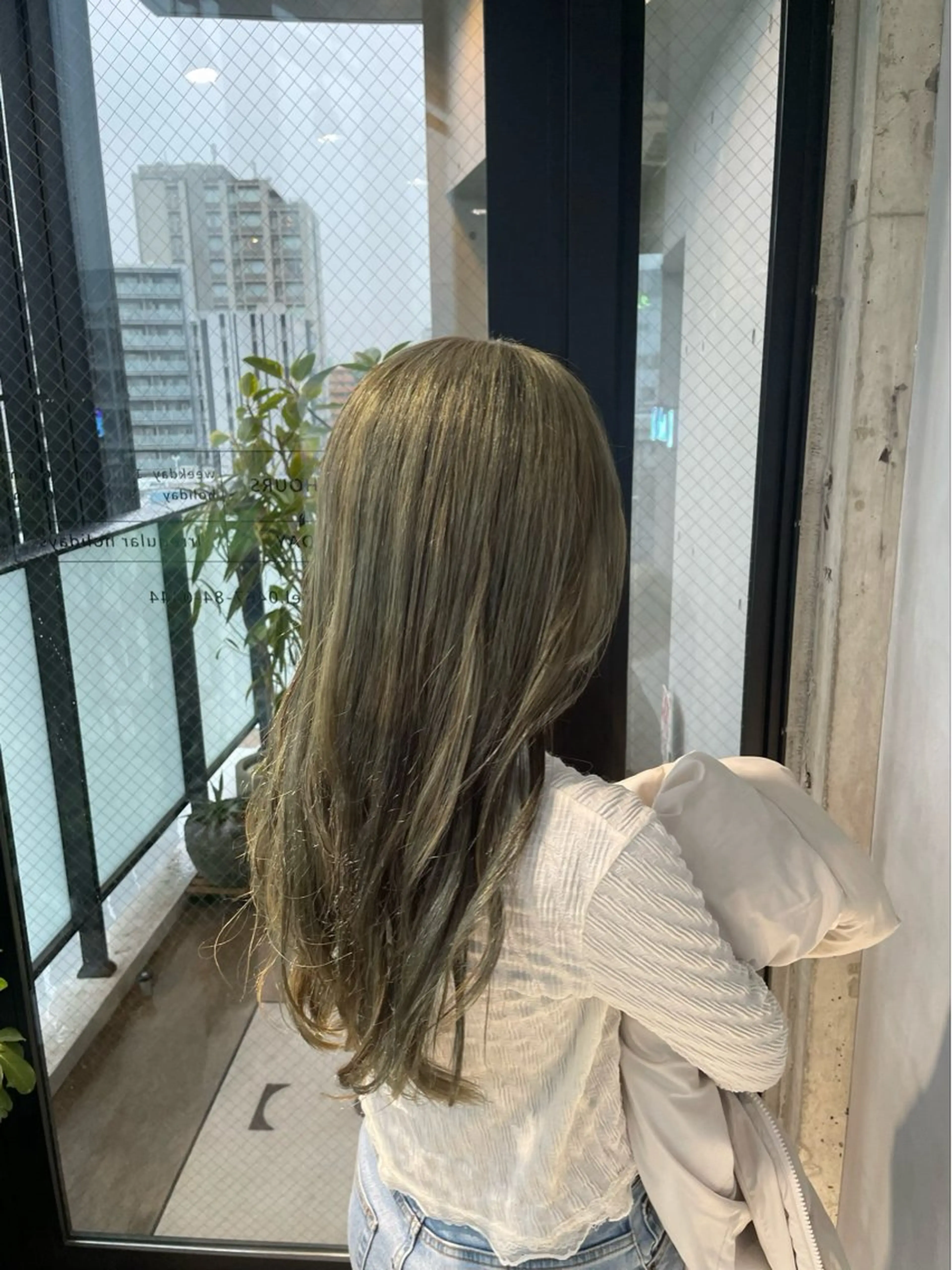 ロング カラー ブリーチ 透明感カラー 暖色/ハイトーン/ カラー/HBLのヘアスタイル