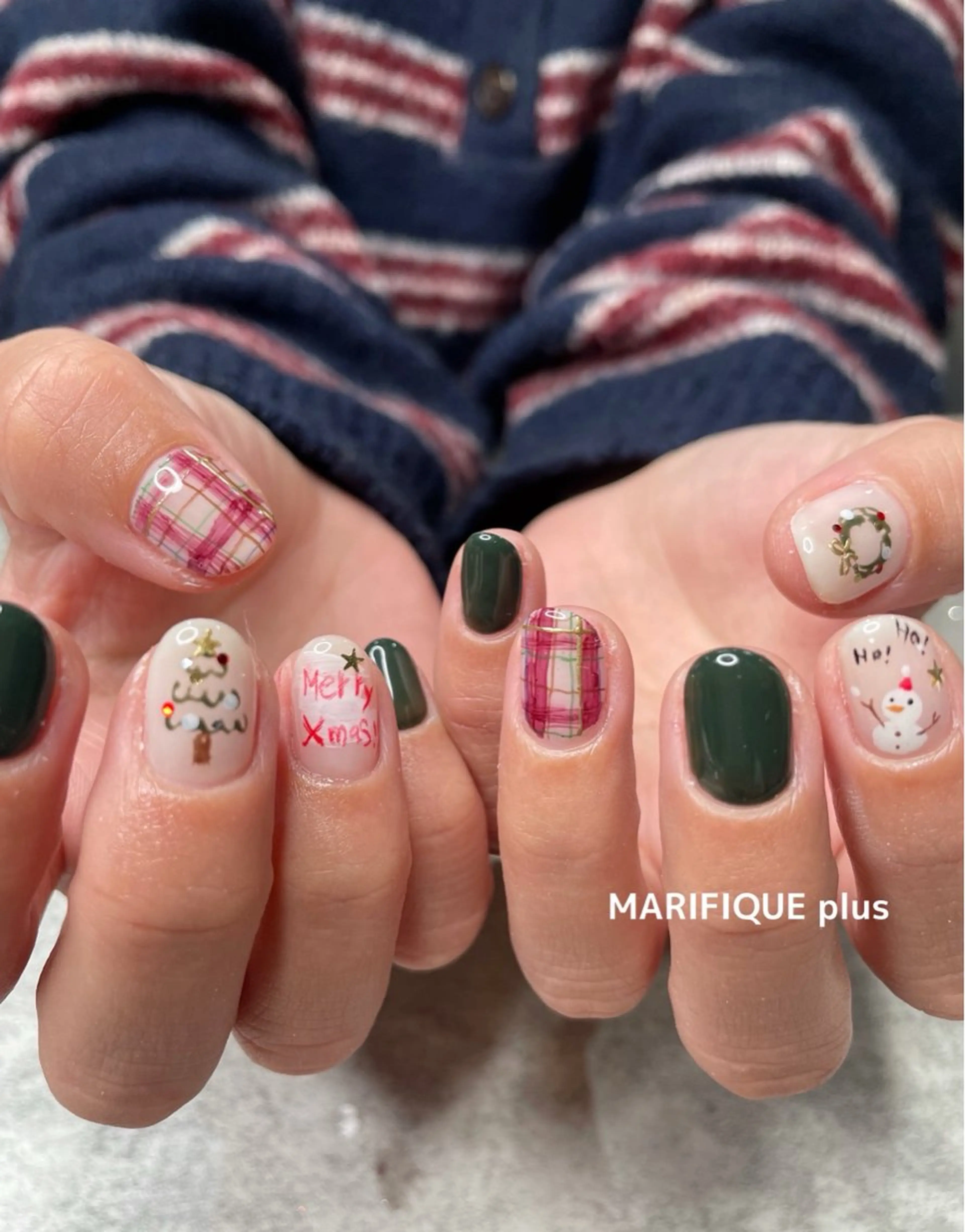ネイル ボルドー グリーン ショートネイル 冬ネイル クリスマス ハンドネイル ma riのネイルデザイン
