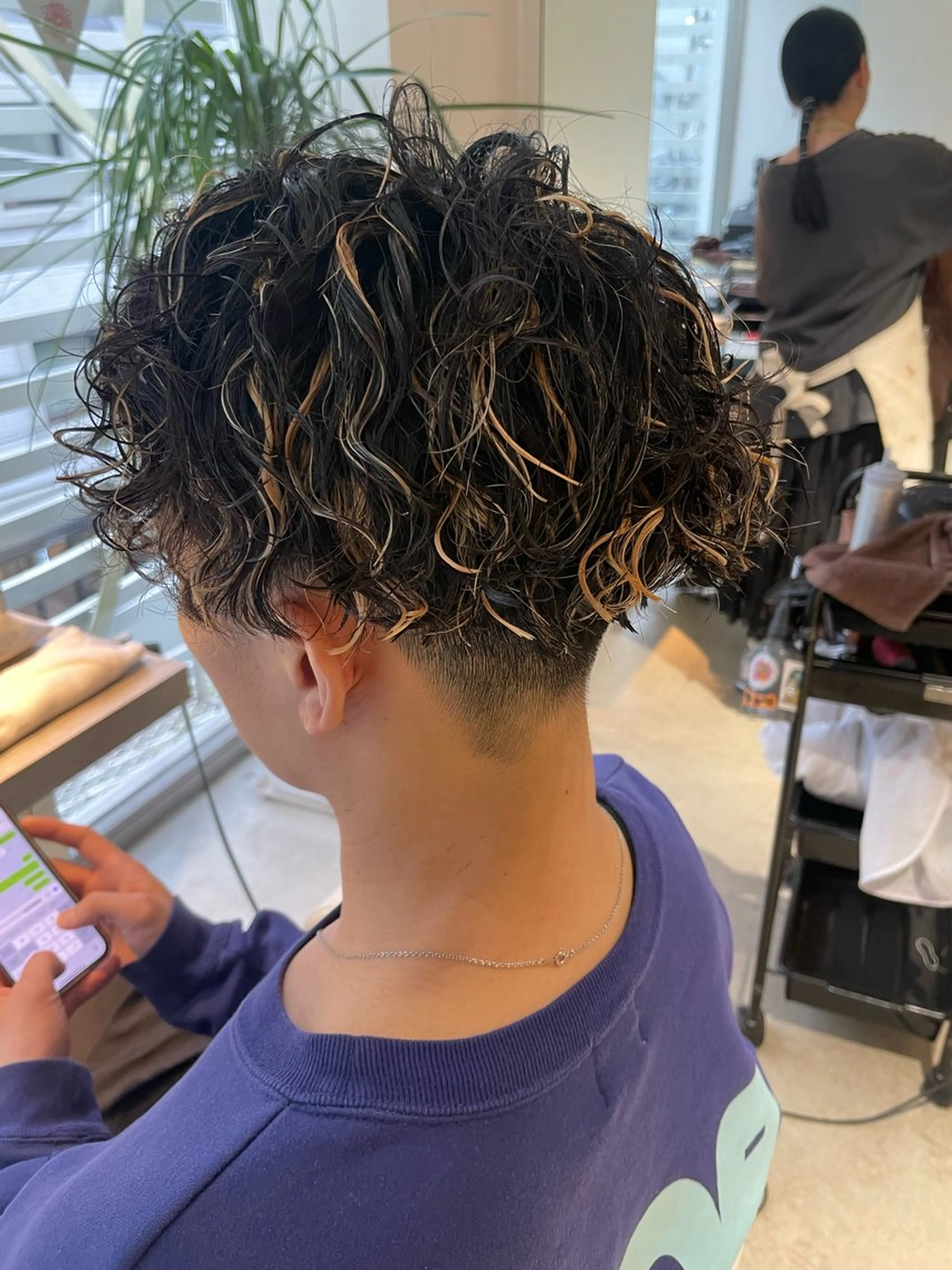 ショート カラー パーマ ハイライトカラー ハイライト スパイラルパーマ カット ✨髪のソムリエ✨ 岩川和生のヘアスタイル