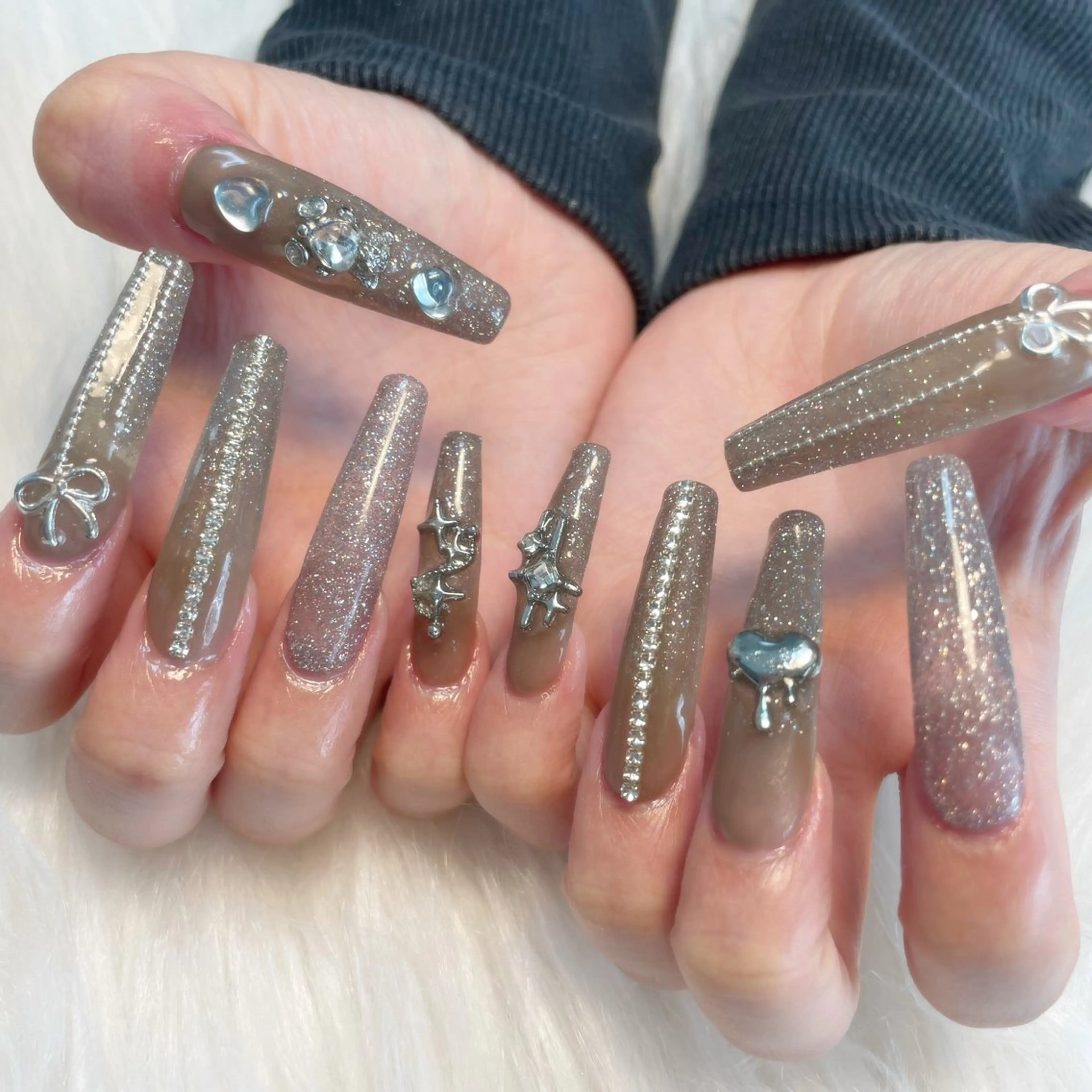 ネイル ハンドネイル ゴテゴテ💙ワンホン リオナのネイルデザイン