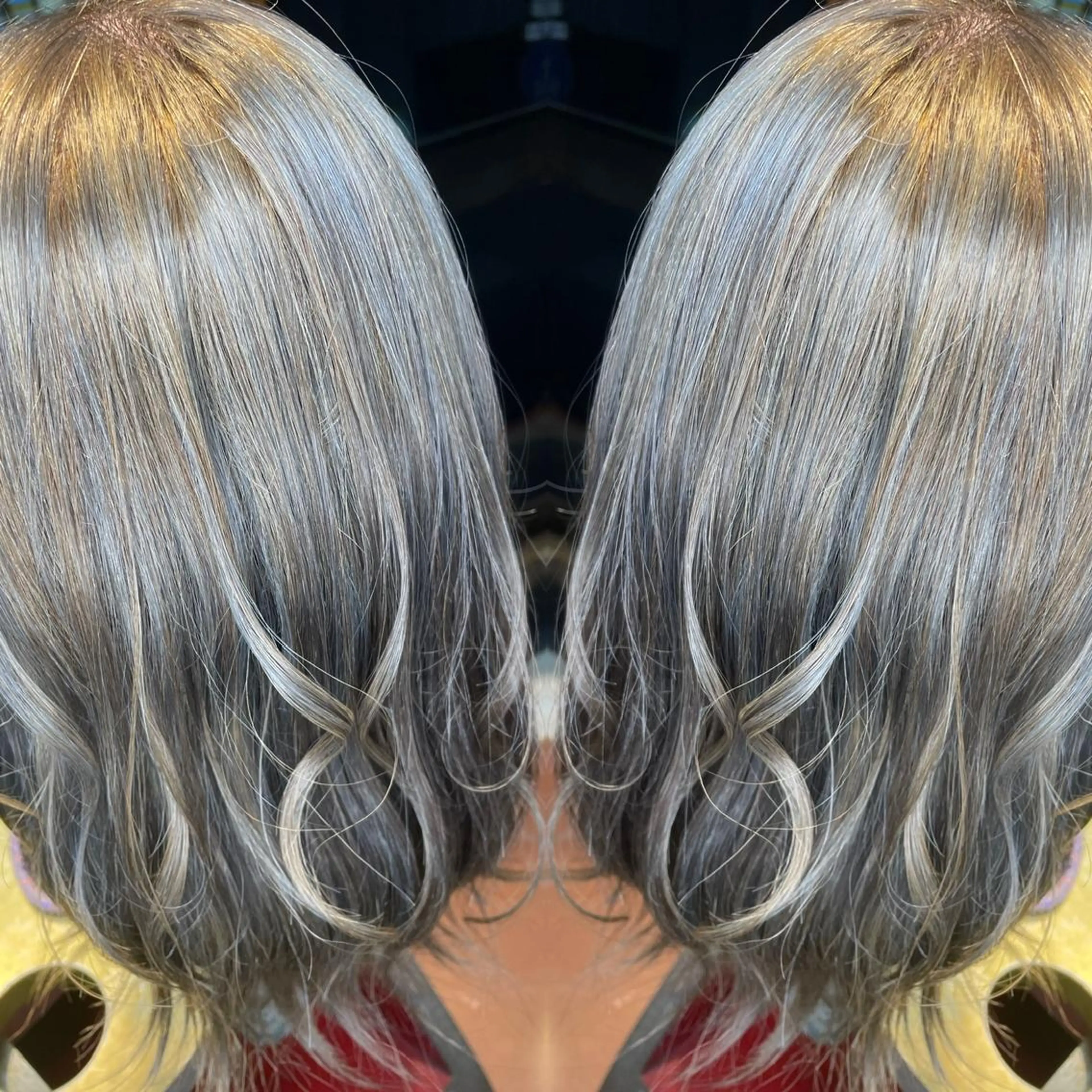 セミロング カラー ブリーチ ケアブリーチ シルバー ホワイトシルバー 👑派手髪/カット 👑ANRYのヘアスタイル