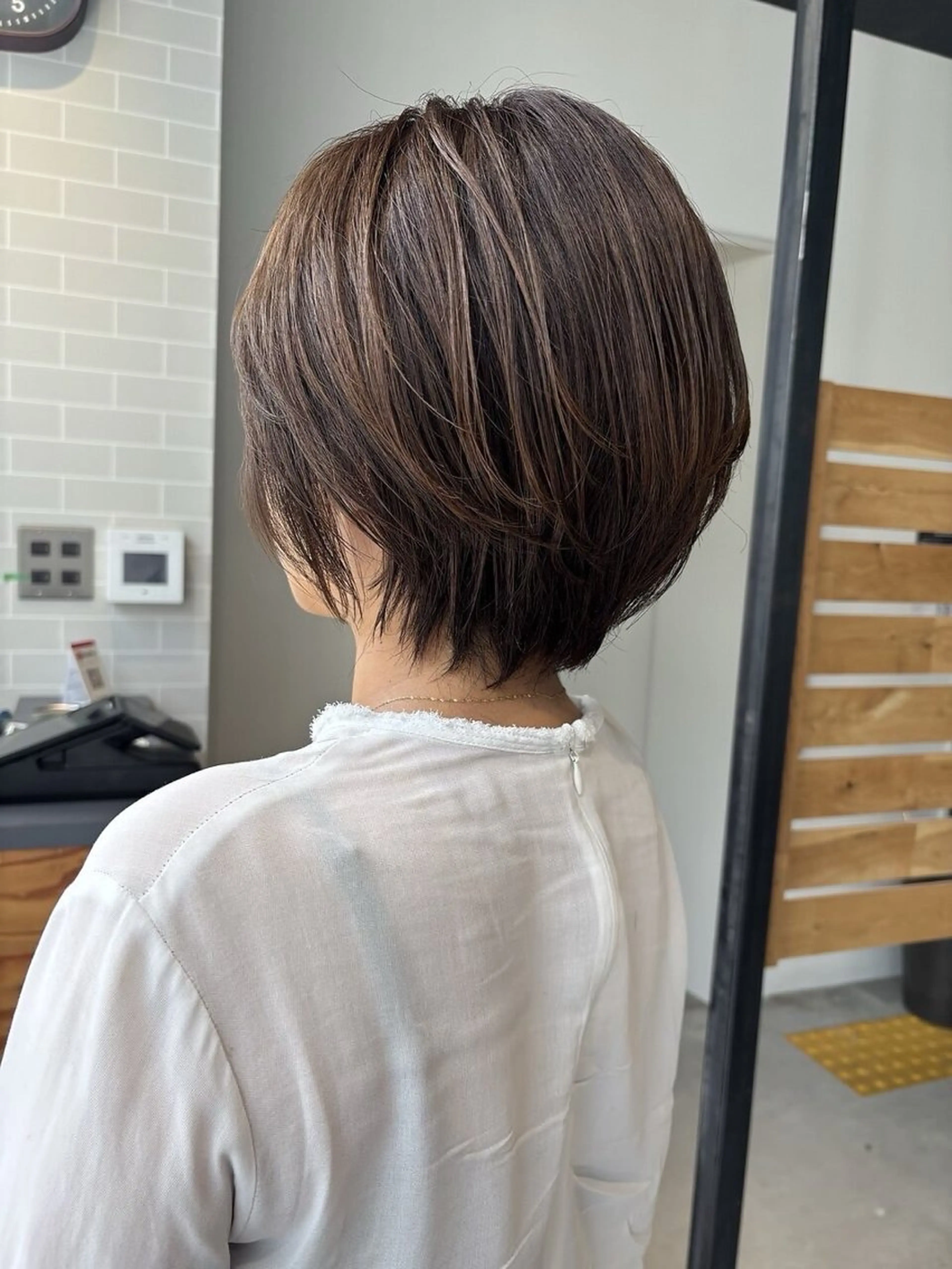 ショート カラー ダブルカラー ハイトーンカラー ボブ 顔周りカット 髪質改善 カット ヘアカラー RISE SWELL 江坂momoneのヘアスタイル