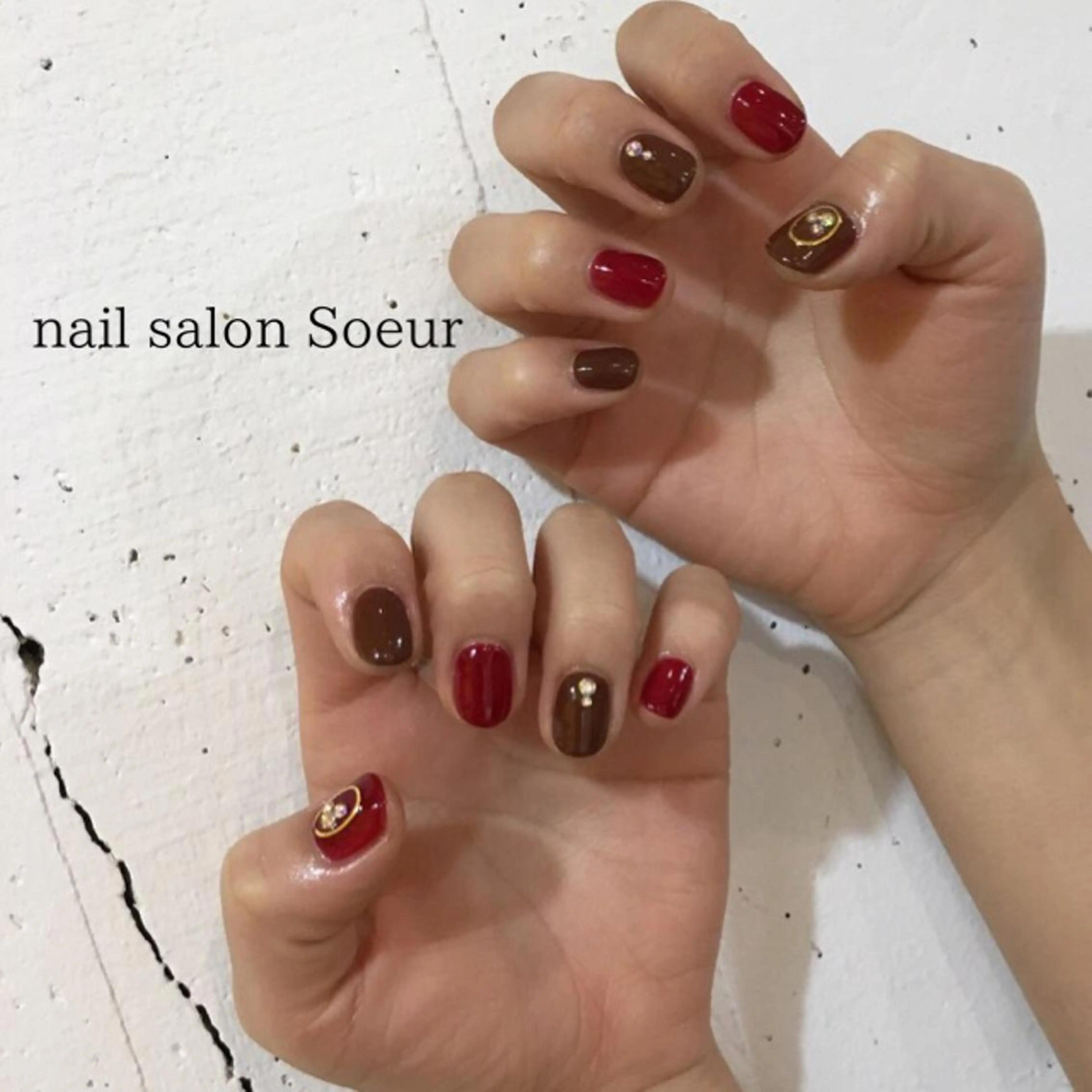 ネイル ブラウン ワンカラーネイル 赤色 ストーンネイル nail salon Soeurのネイルデザイン