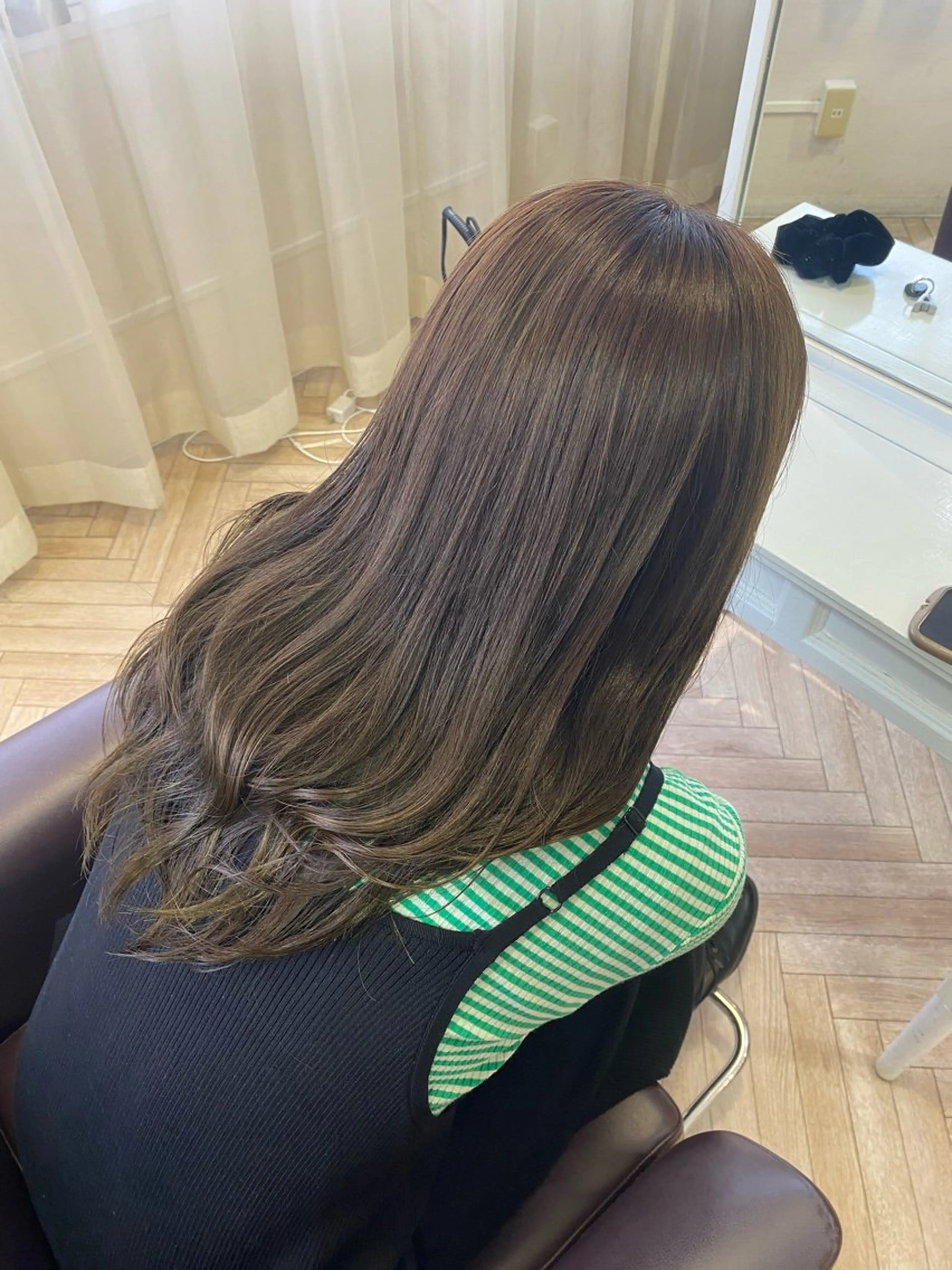 ミディアム カラー グレージュ オリーブグレージュ オリーブグレー カット ヘアカラー 鈴木 二依奈のヘアスタイル