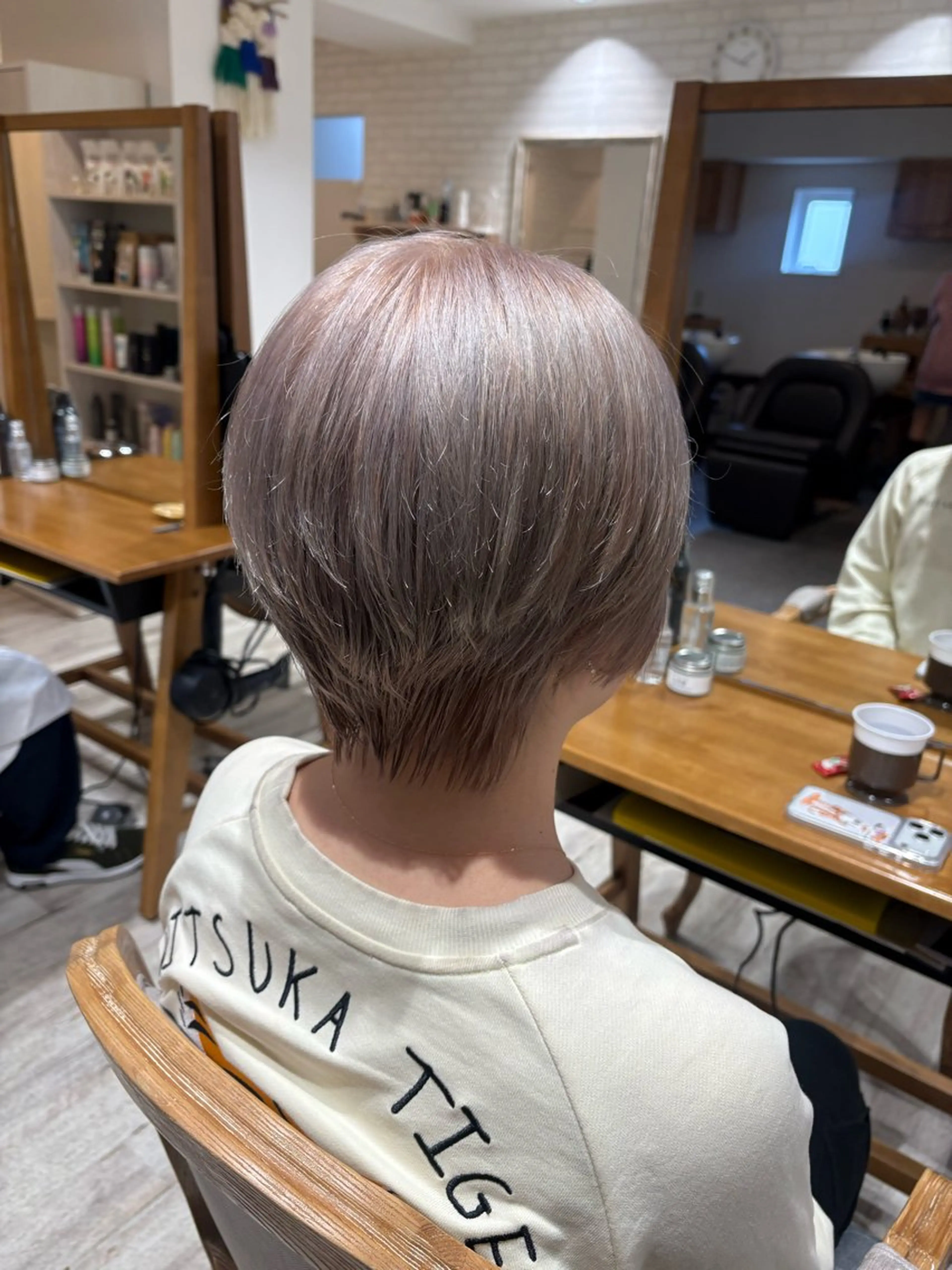 ショート カラー ベージュカラー ブリーチ ホワイトベージュ ヘアカラー トリートメント 透明感/韓国風 HIRARIのヘアスタイル