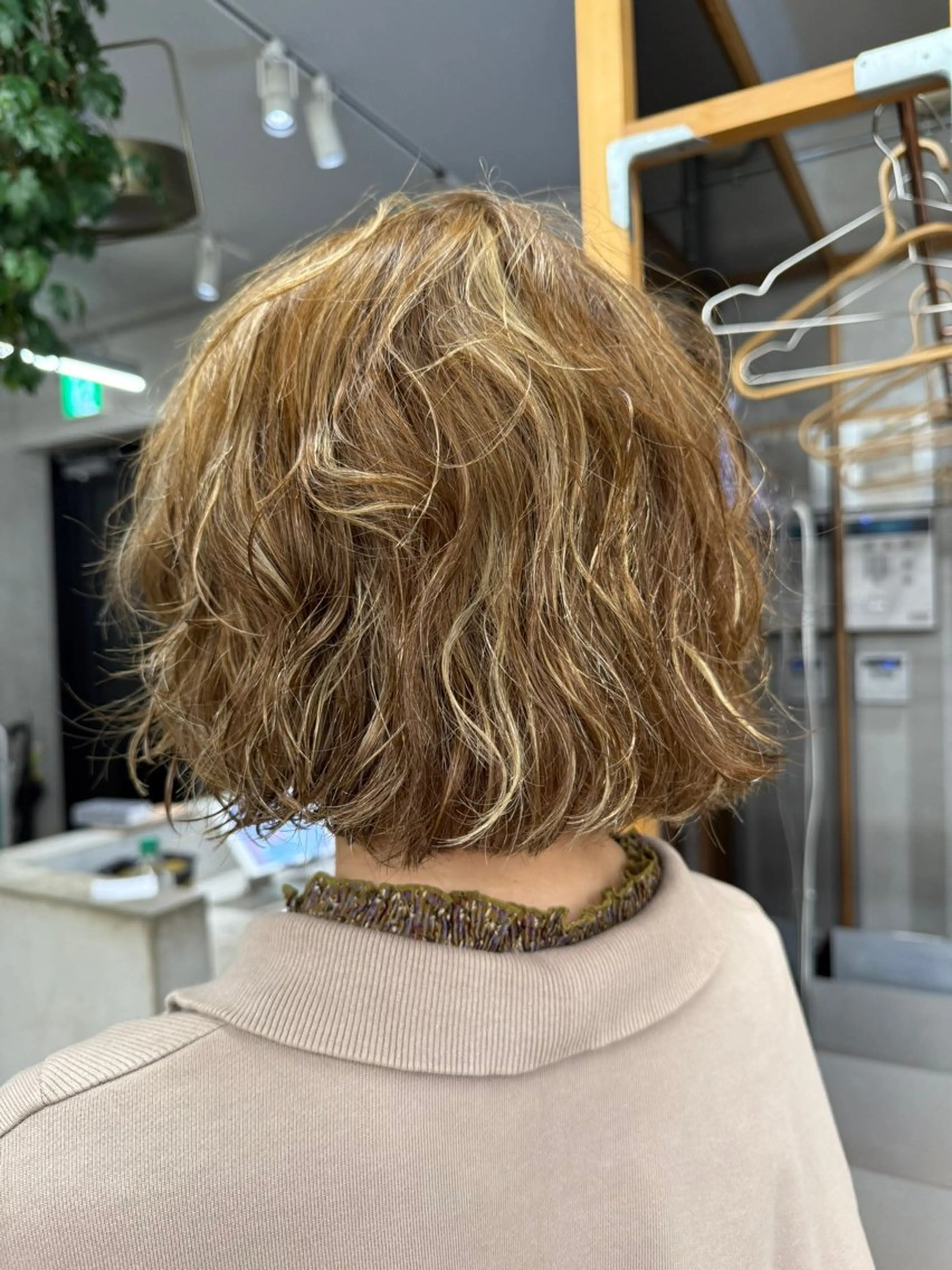 ショート カラー パーマ ハイライトカラー ボブ ハイライト ｻｶﾓﾄ ﾅｵﾐのヘアスタイル