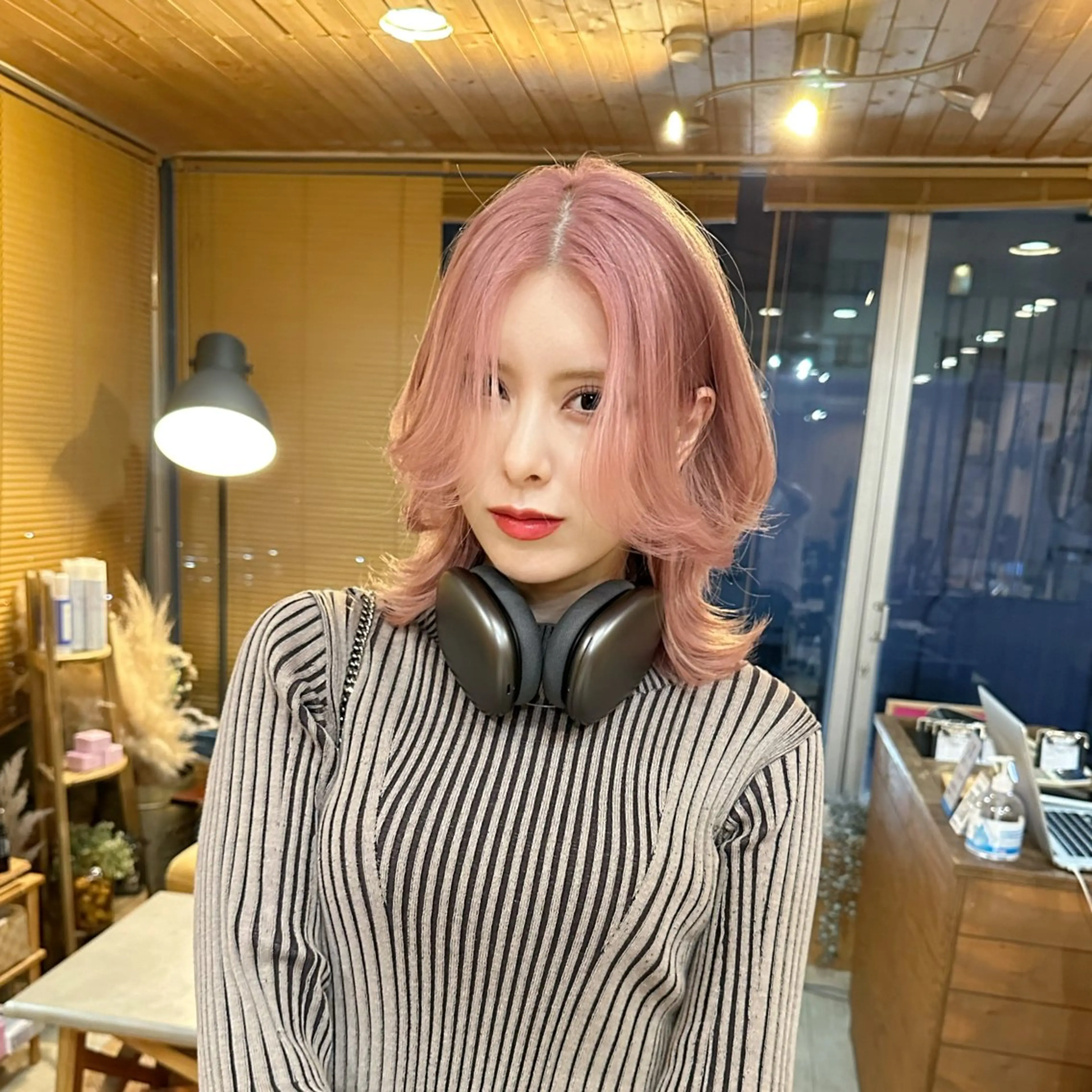 ミディアム 韓国レイヤー外国人風 透明感カラー髪質改善のヘアスタイル