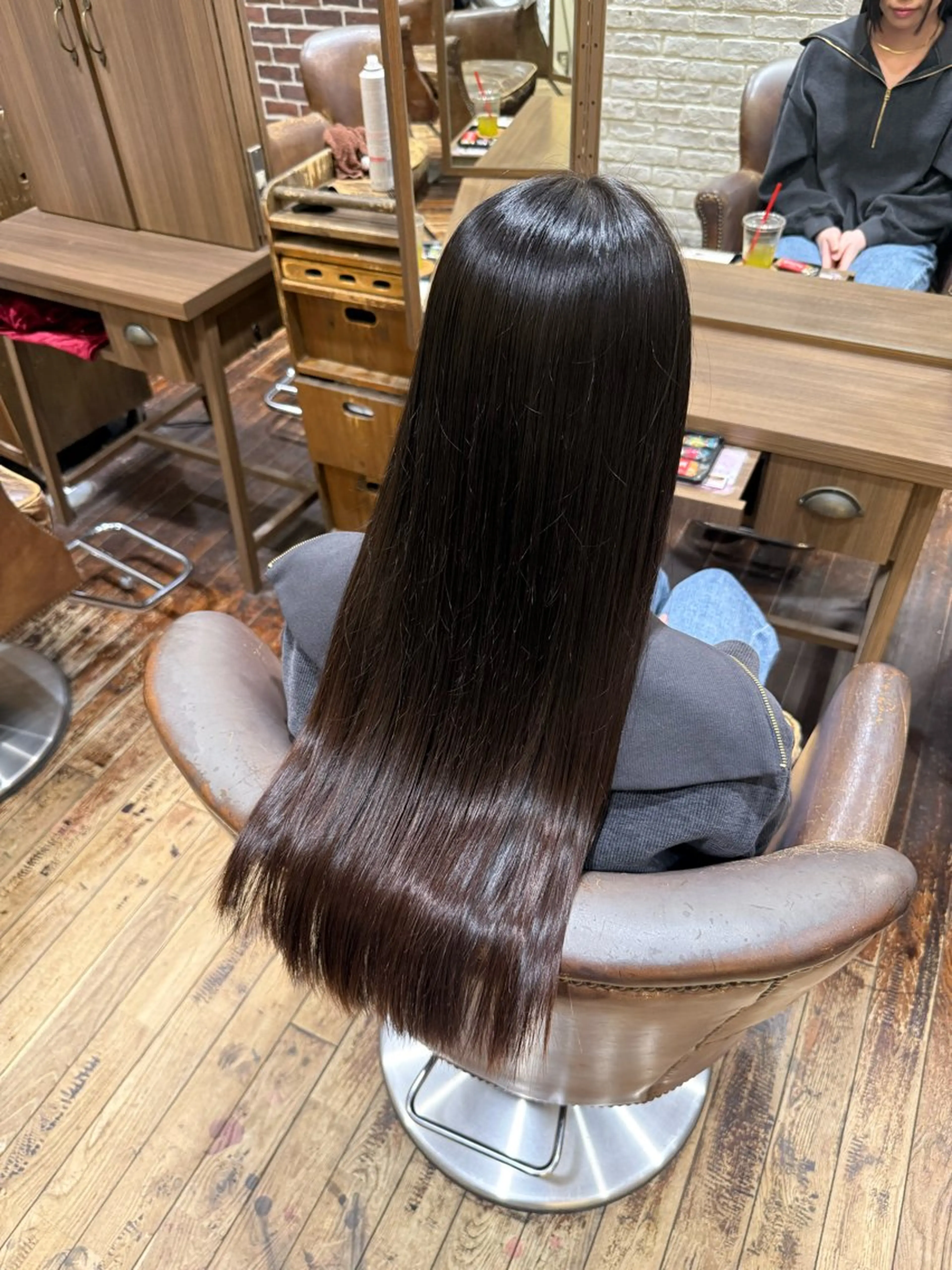 ロング ｢韓国風・ハイトーン ベージュカラー｣サナのヘアスタイル