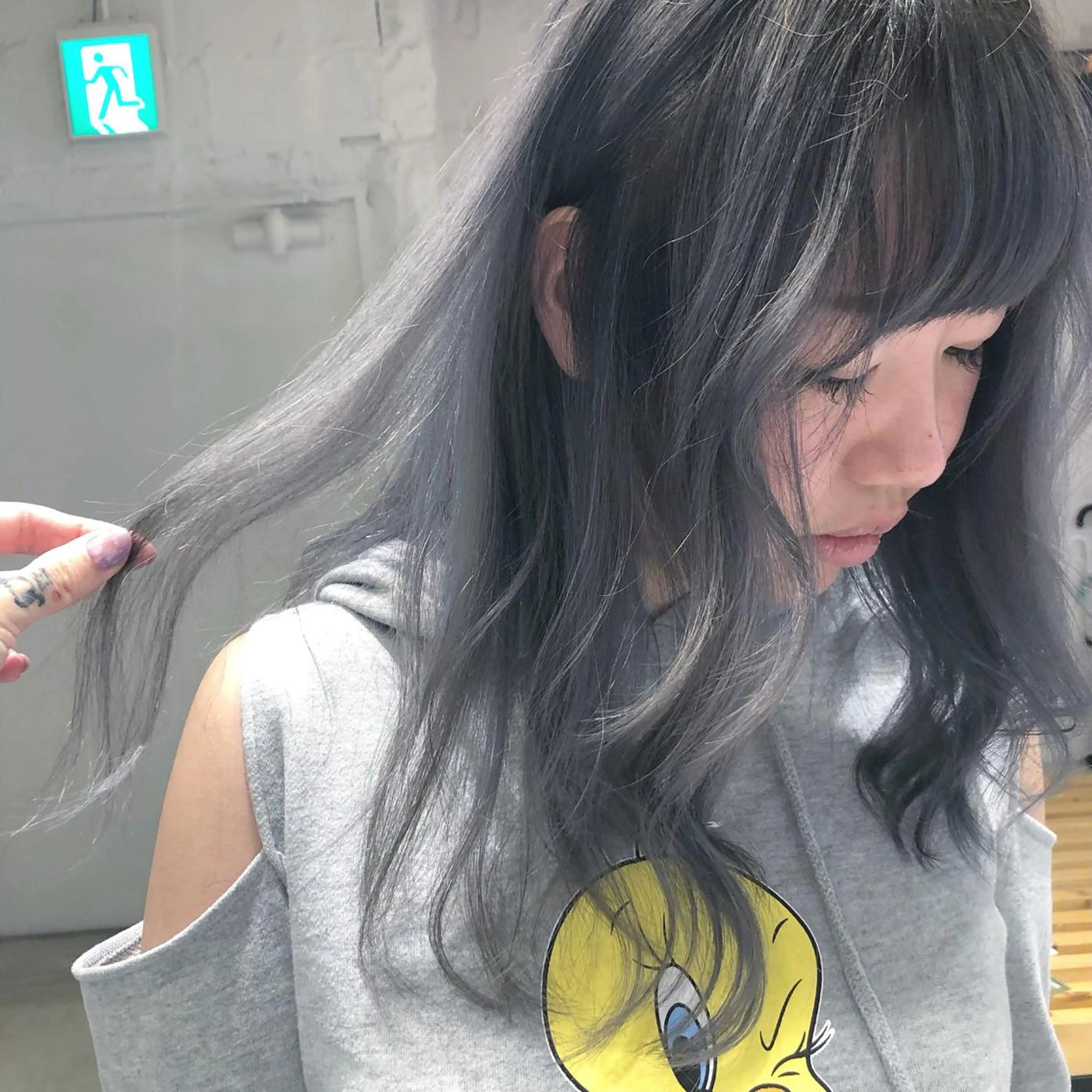 ロング カラー シルバー ORIKA 美容室のヘアスタイル