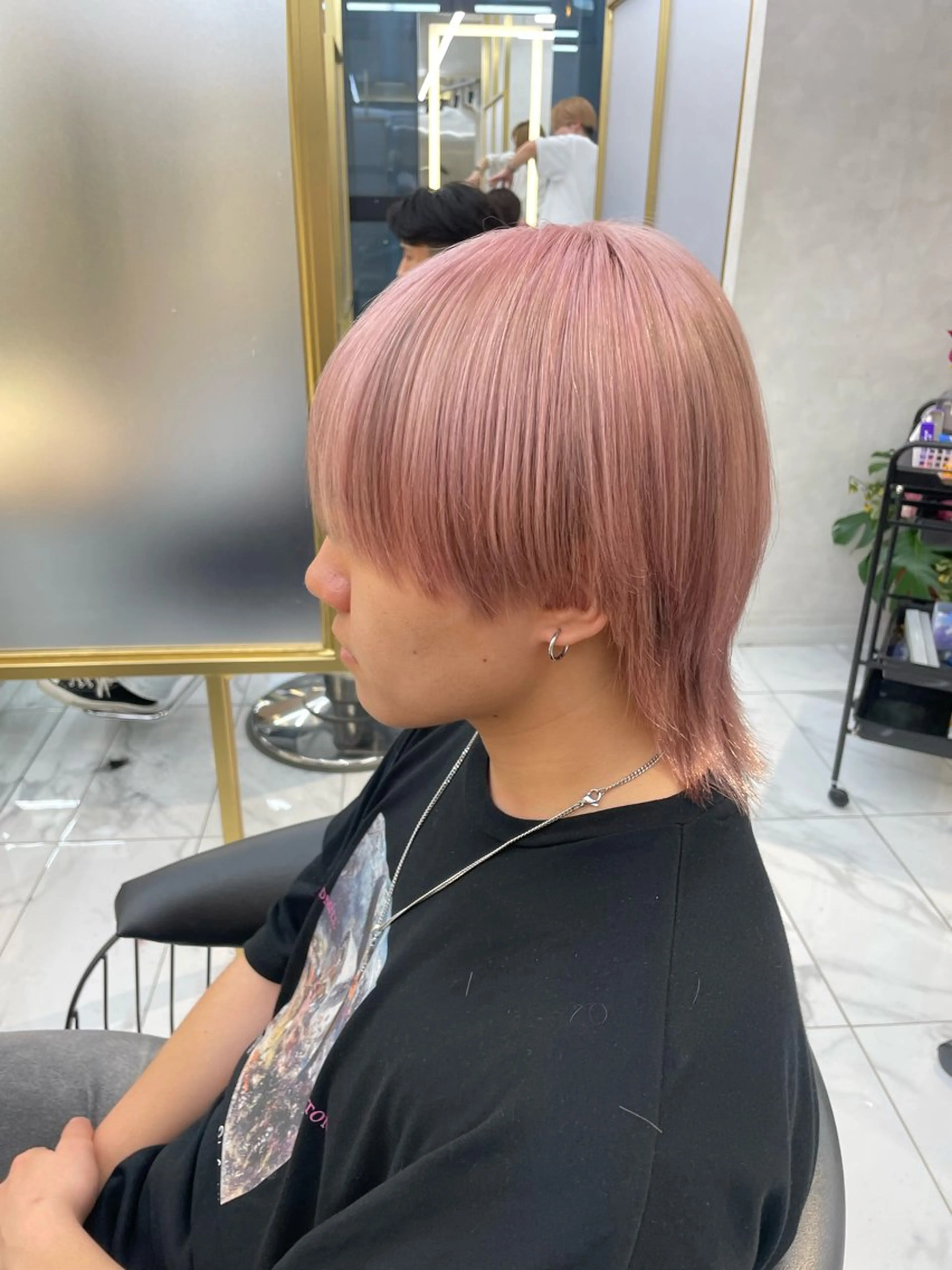 カラー フェザーパーマ/ スペインカールのヘアスタイル