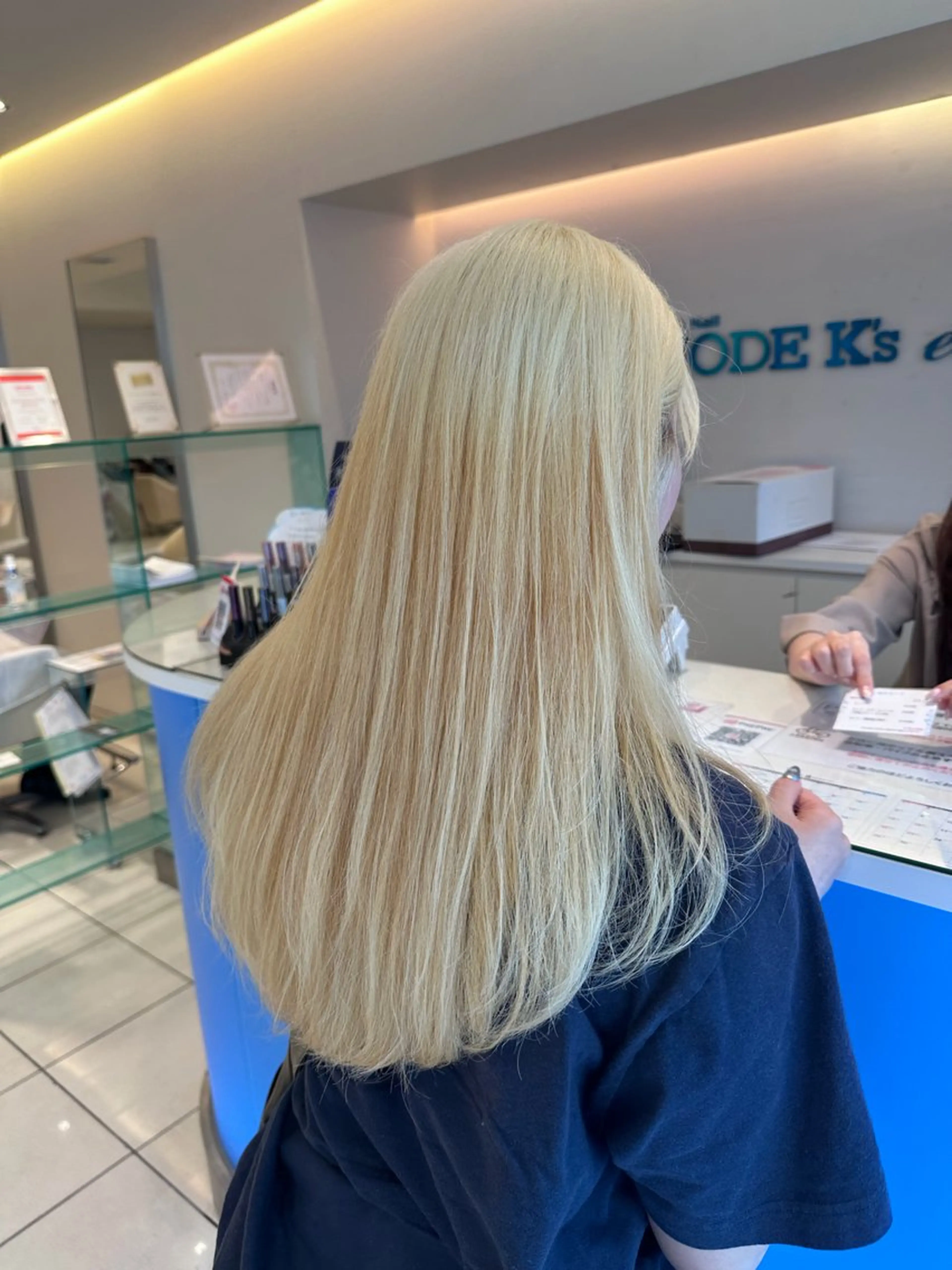 ロング カラー 海希/ブリーチ透明カ ラー/レイヤーカットのヘアスタイル