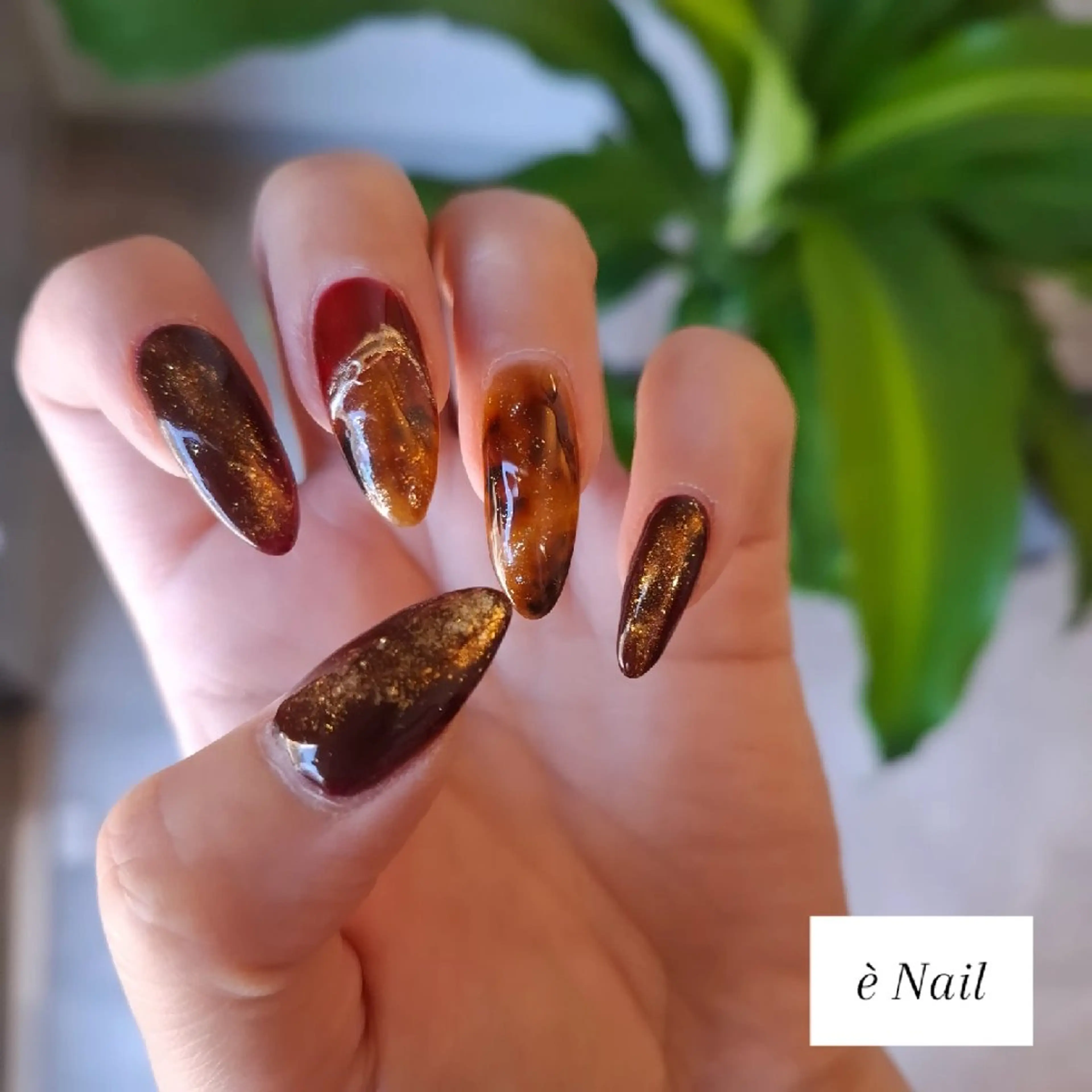 ネイル べっ甲ネイル ニュアンスネイル KURONOSUHAIRDESIGN所属・岡林 えりのネイルデザイン