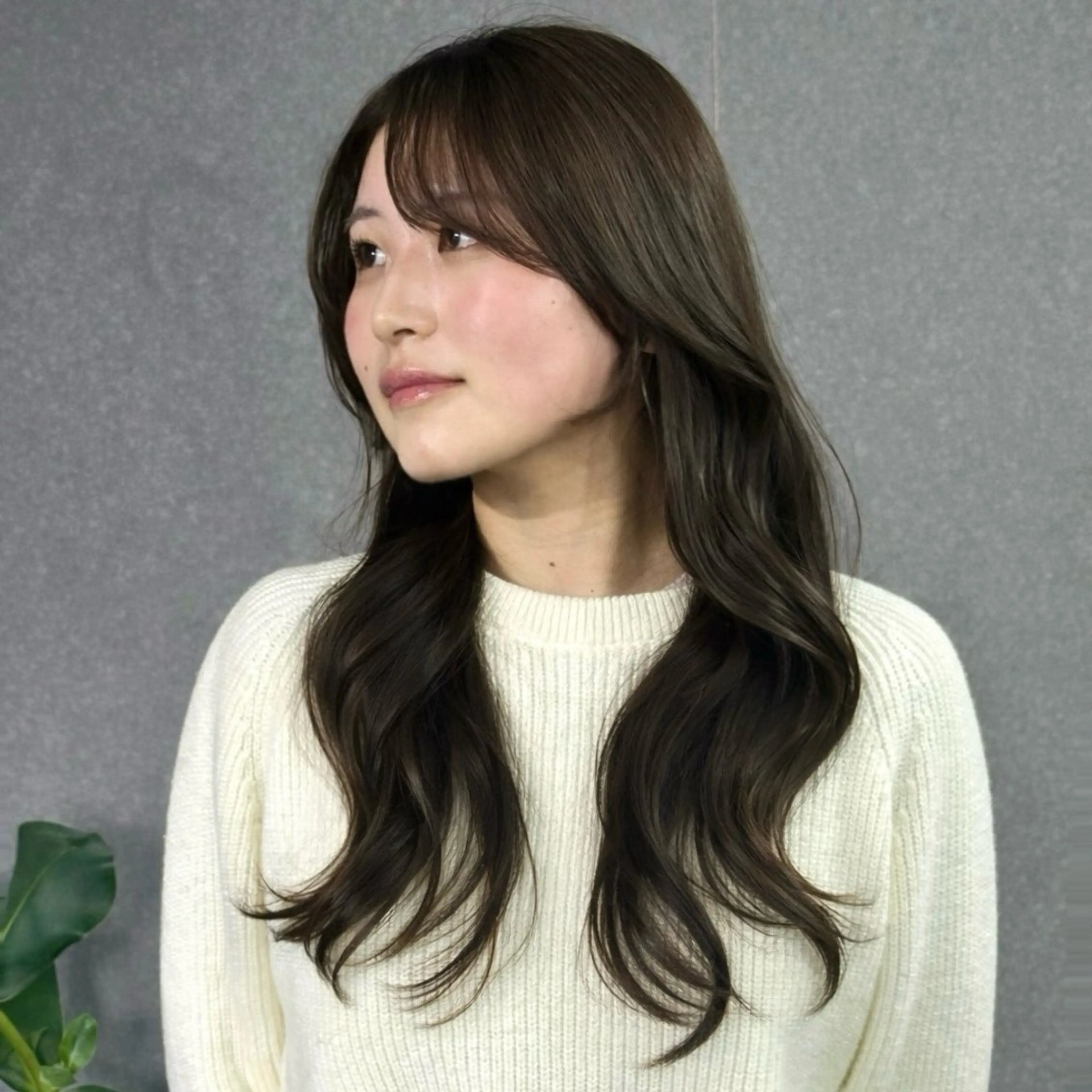 ロング カラー ベージュカラー 透明感カラー オリーブベージュ カット ヘアカラー トリートメント マエダルイ🌐 レイヤースタイルのヘアスタイル