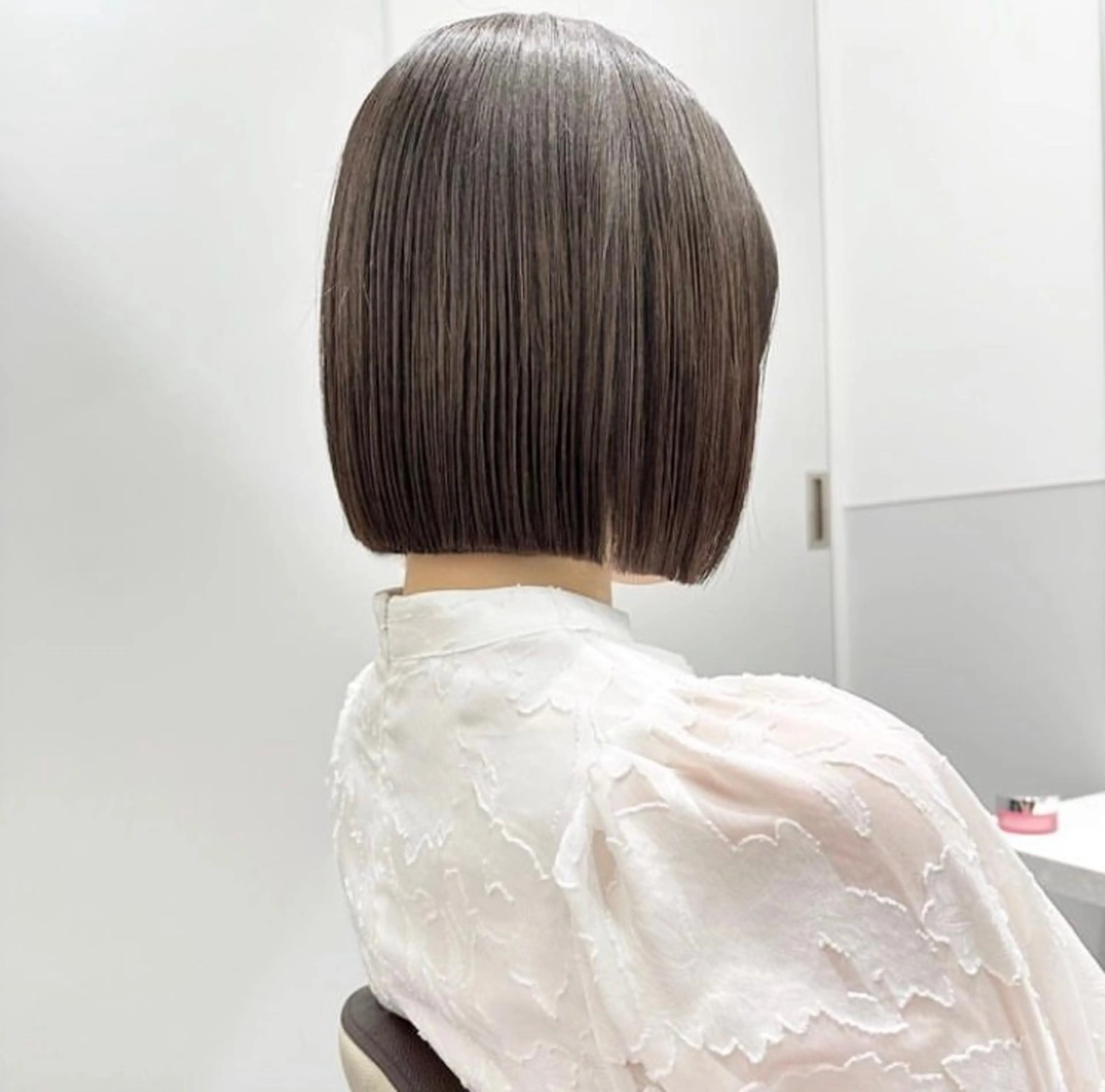ショート ボブ サキ🤍ハイトーン 🩰くびれ巻きヘアのヘアスタイル
