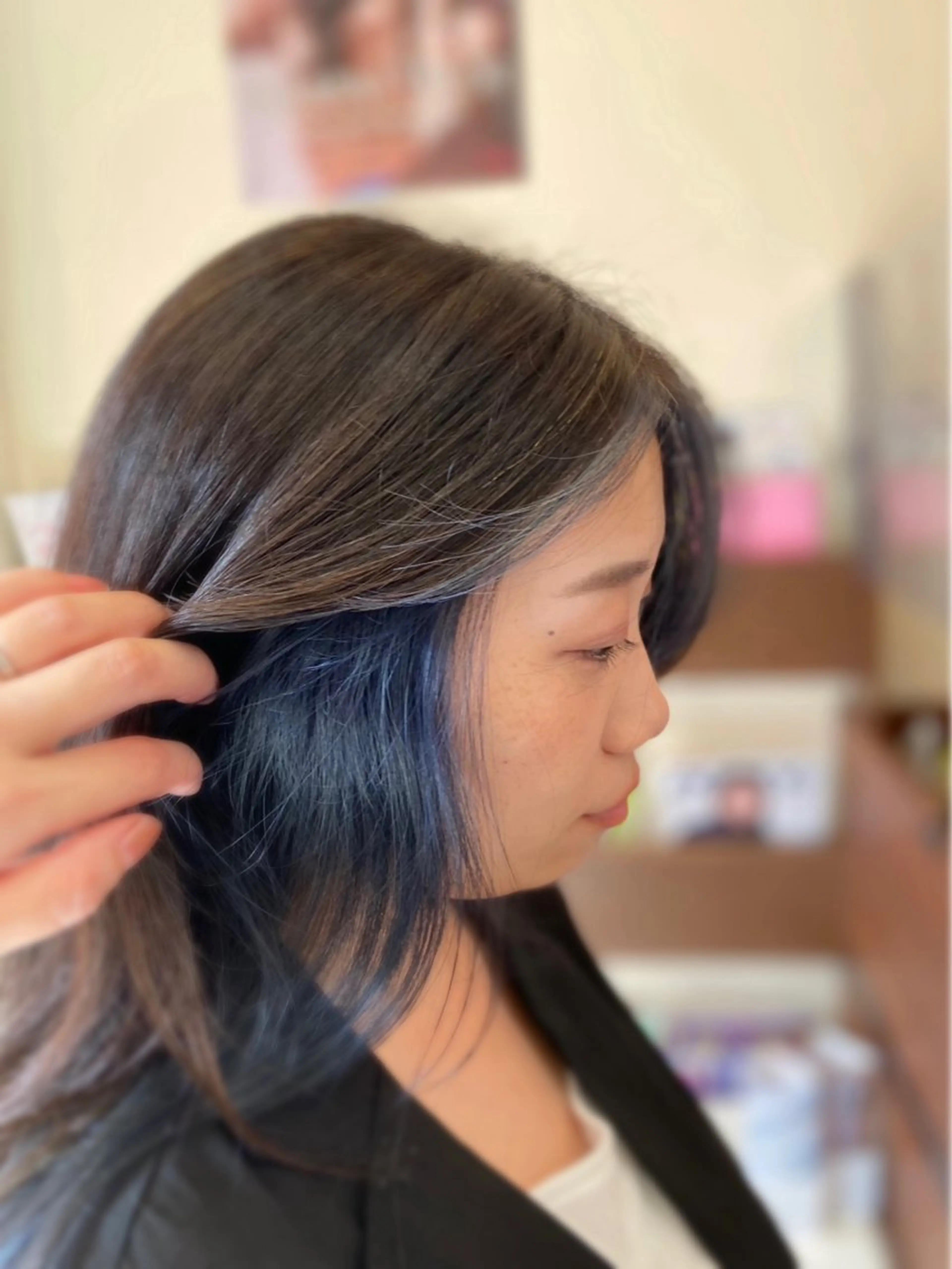 ロング カラー ブリーチ インナーカラー ネイビーカラー 顔周りカット かきあげバング カット ヘアカラー トリートメント Aphrodite 横手 亜紀のヘアスタイル