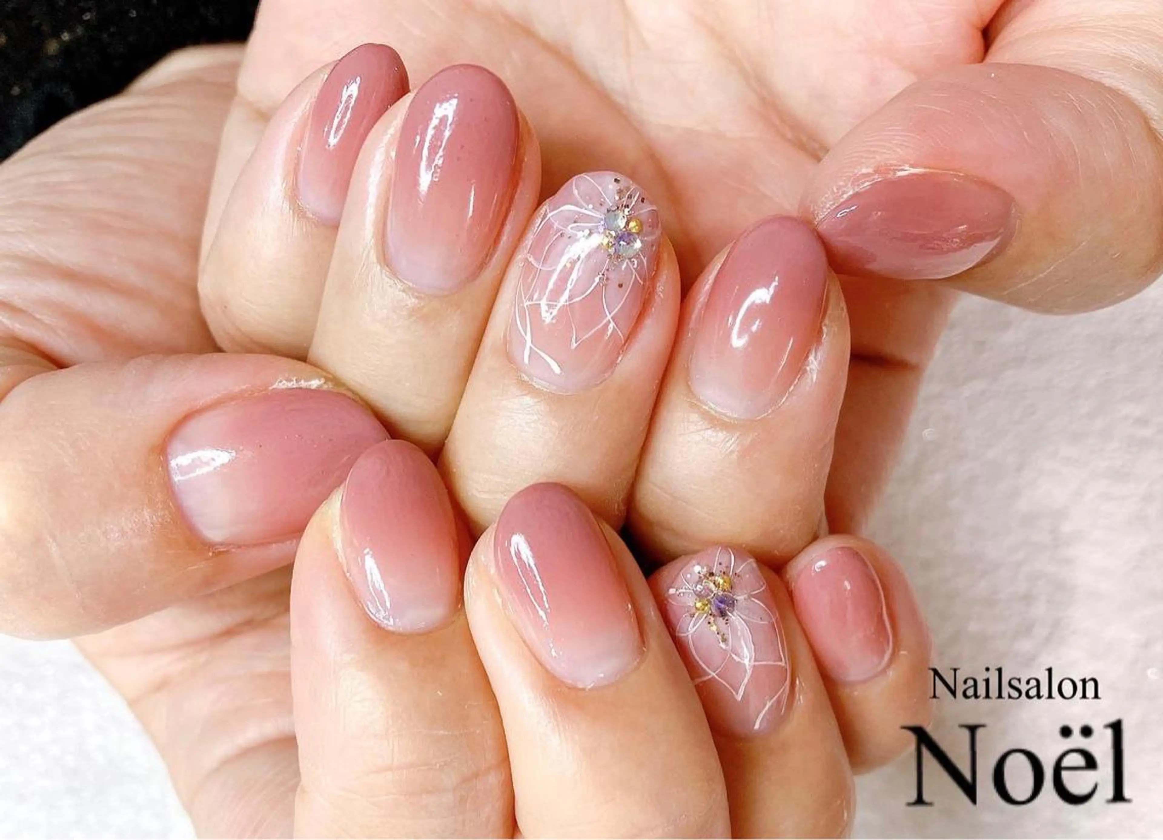 ミディアム ネイル 入学式 卒業式のヘアスタイル 入学式 フラワーネイル グラデーション Nailsalon Noël所属・Nailsalon ＆Noelのネイルデザイン
