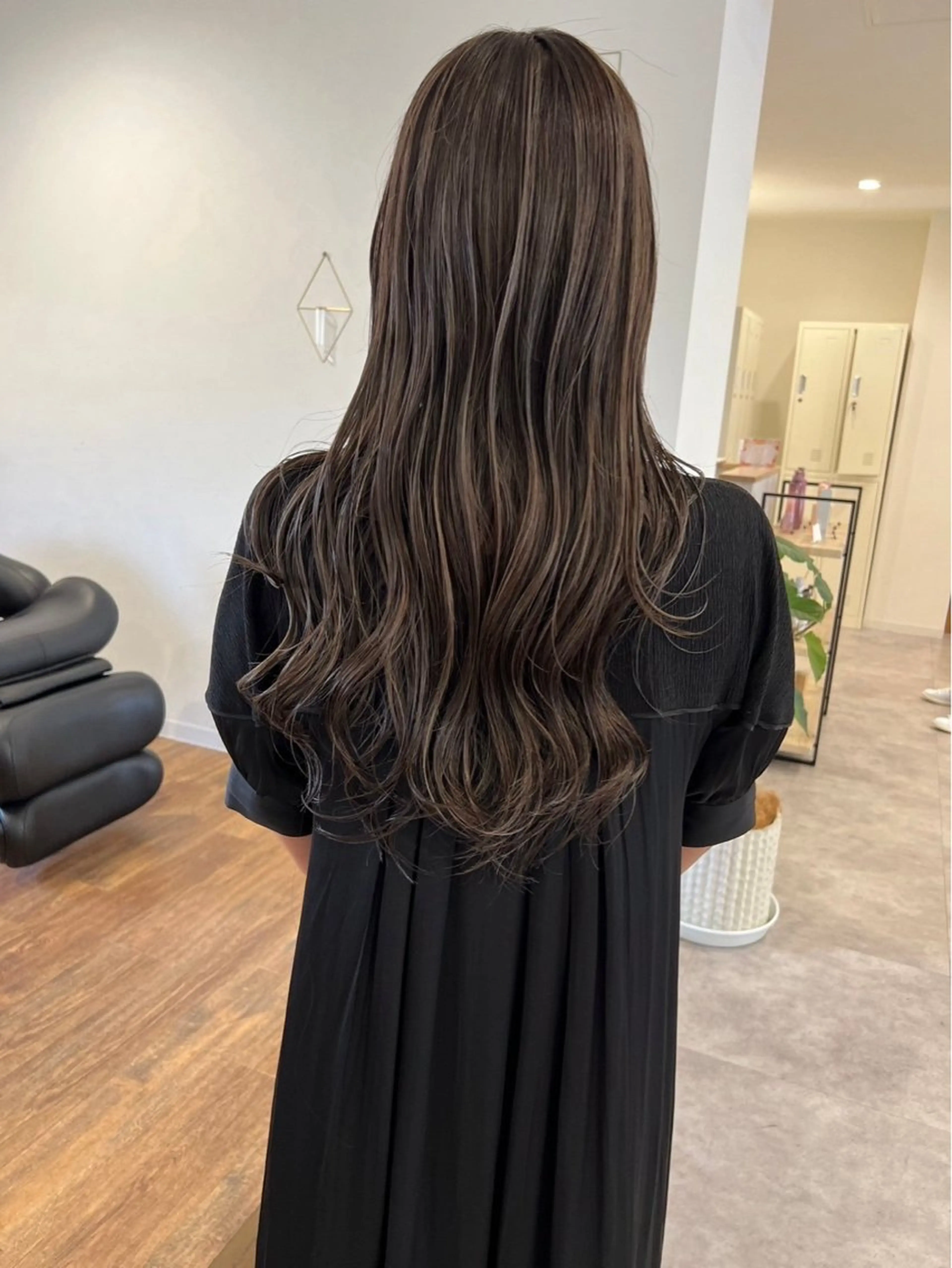 ロング カラー グレージュ ハイライトカラー ハイライト カット ヘアカラー トリートメント 白髪ぼかしハイライト レイヤー川口　元気のヘアスタイル