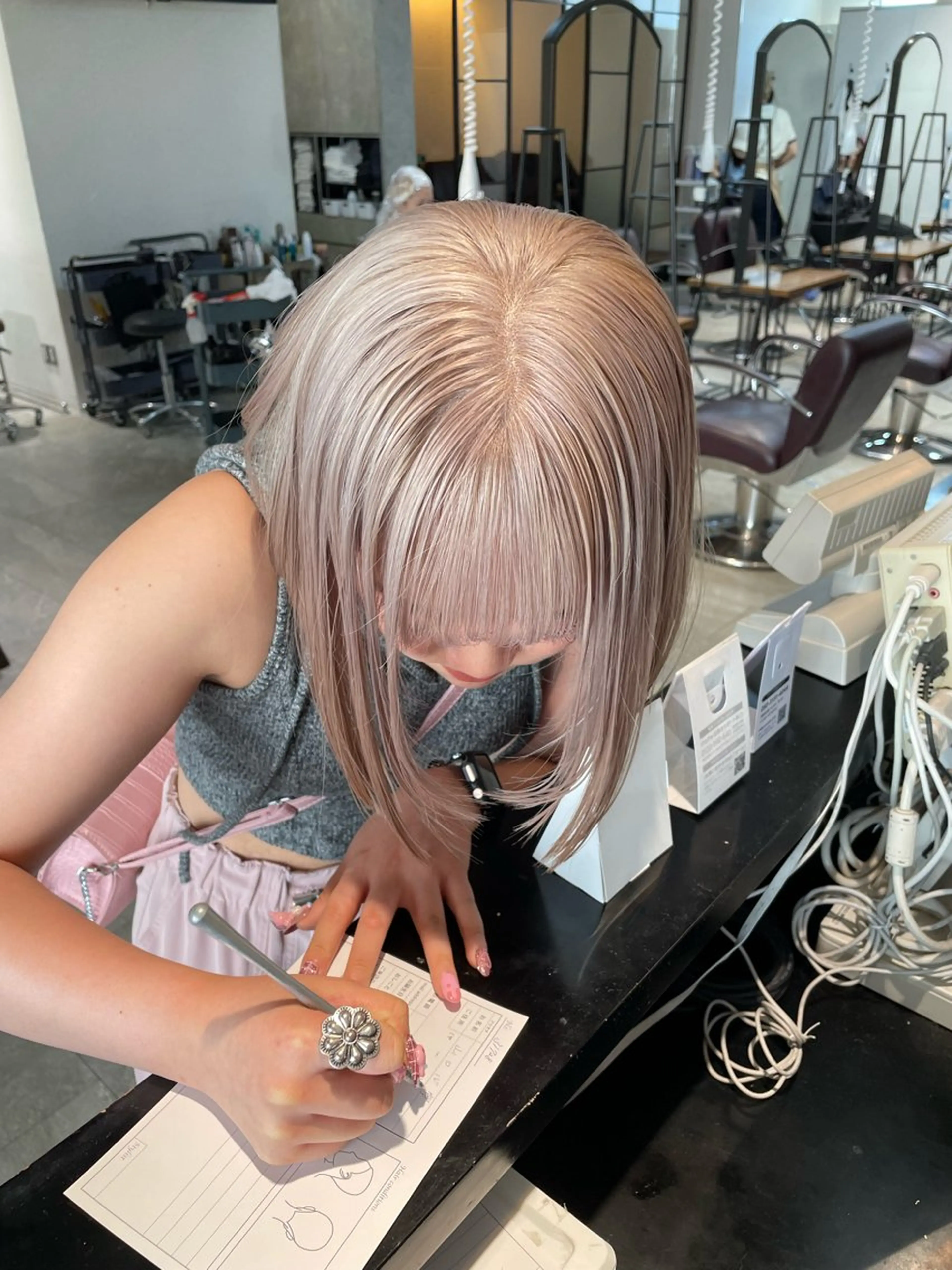 ショート カラー カット ヘアカラー トリートメント ヘアセット 💜ハイトーン💛 マジカルかいちゃんのヘアスタイル