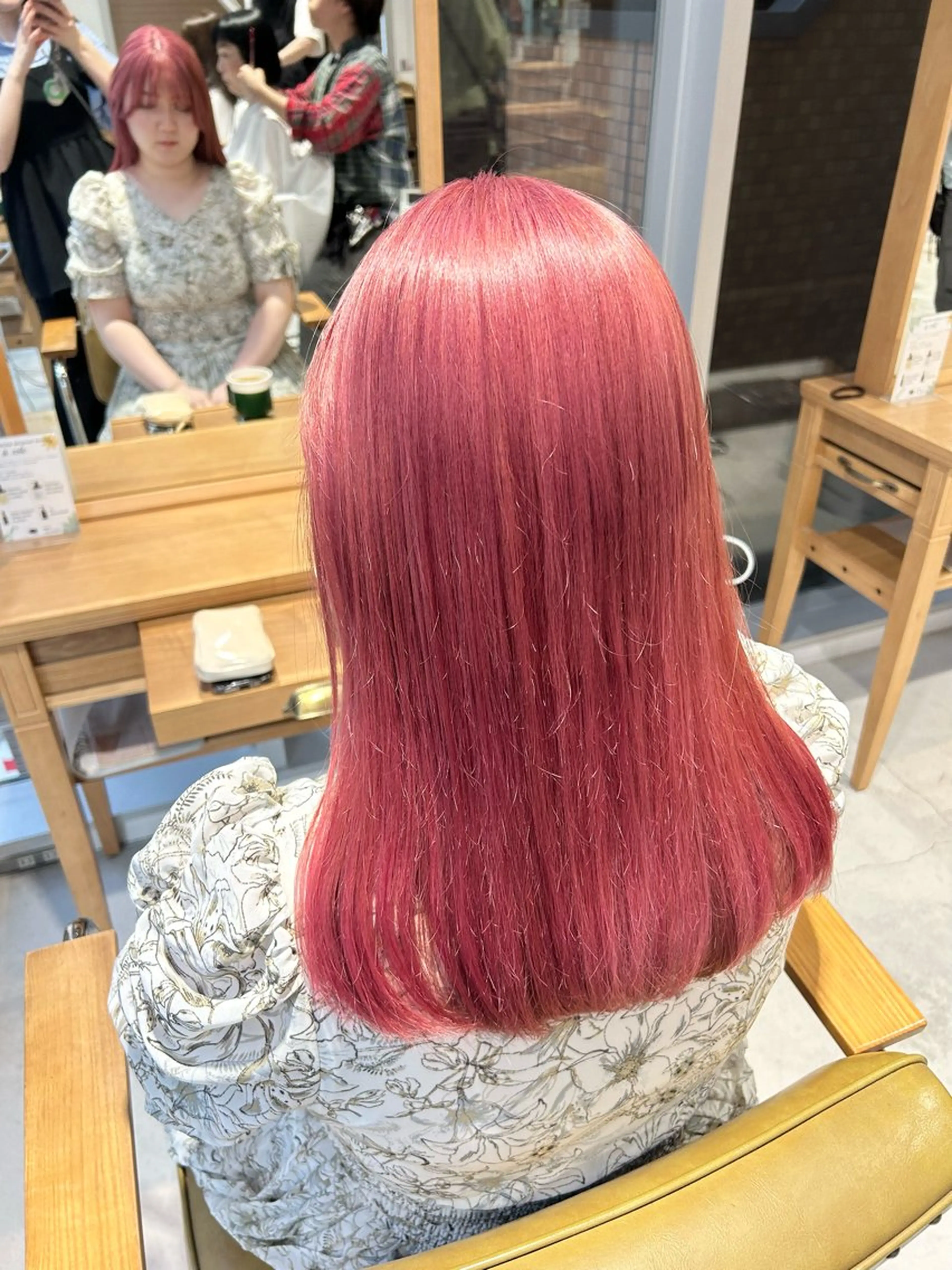 セミロング カラー ブリーチ ピンクカラー 関口 桃花🌷 暖色カラーのヘアスタイル