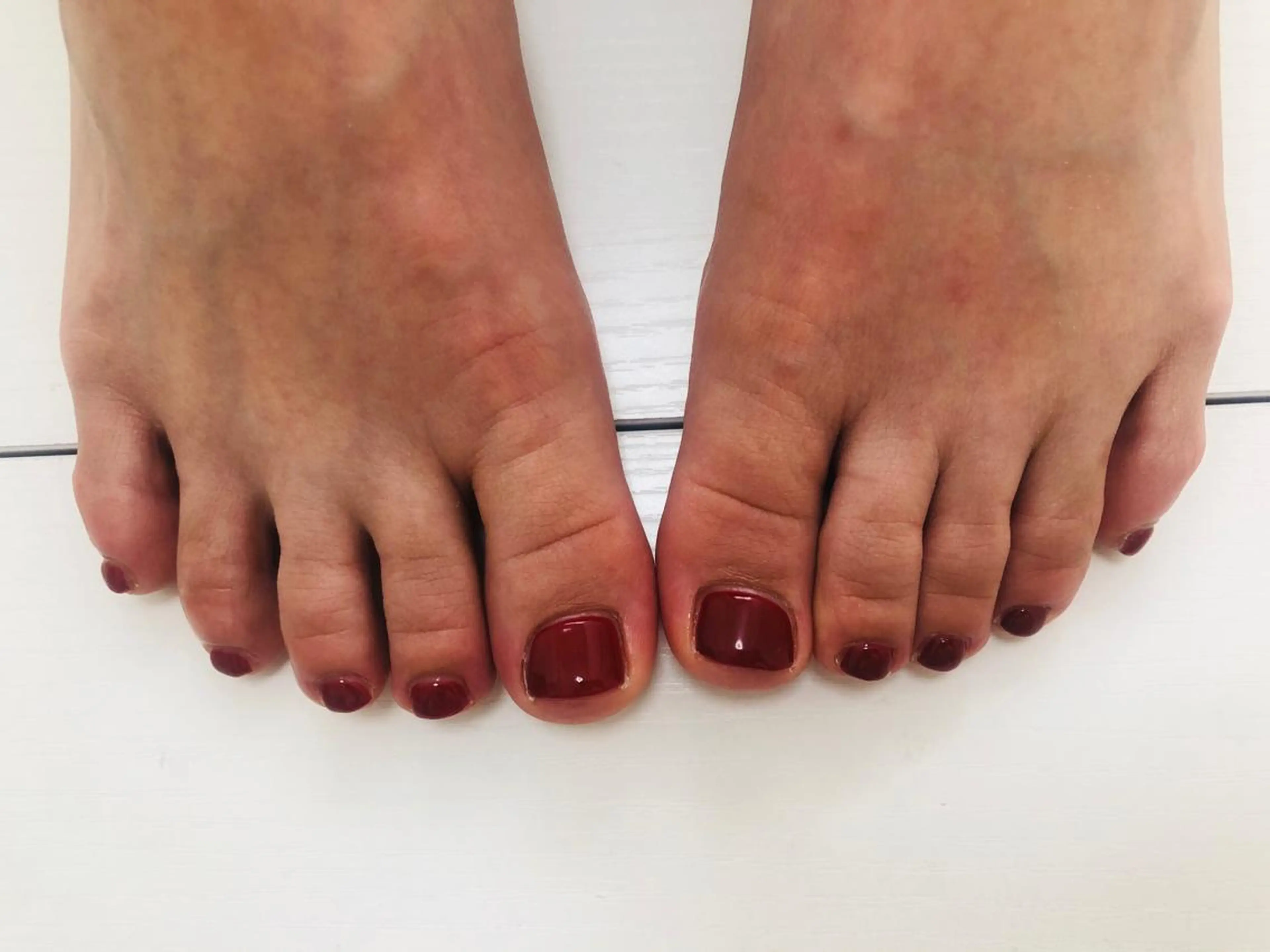 ネイル フットネイル ワンカラーネイル 赤色 フットネイル mogunail &blowのネイルデザイン