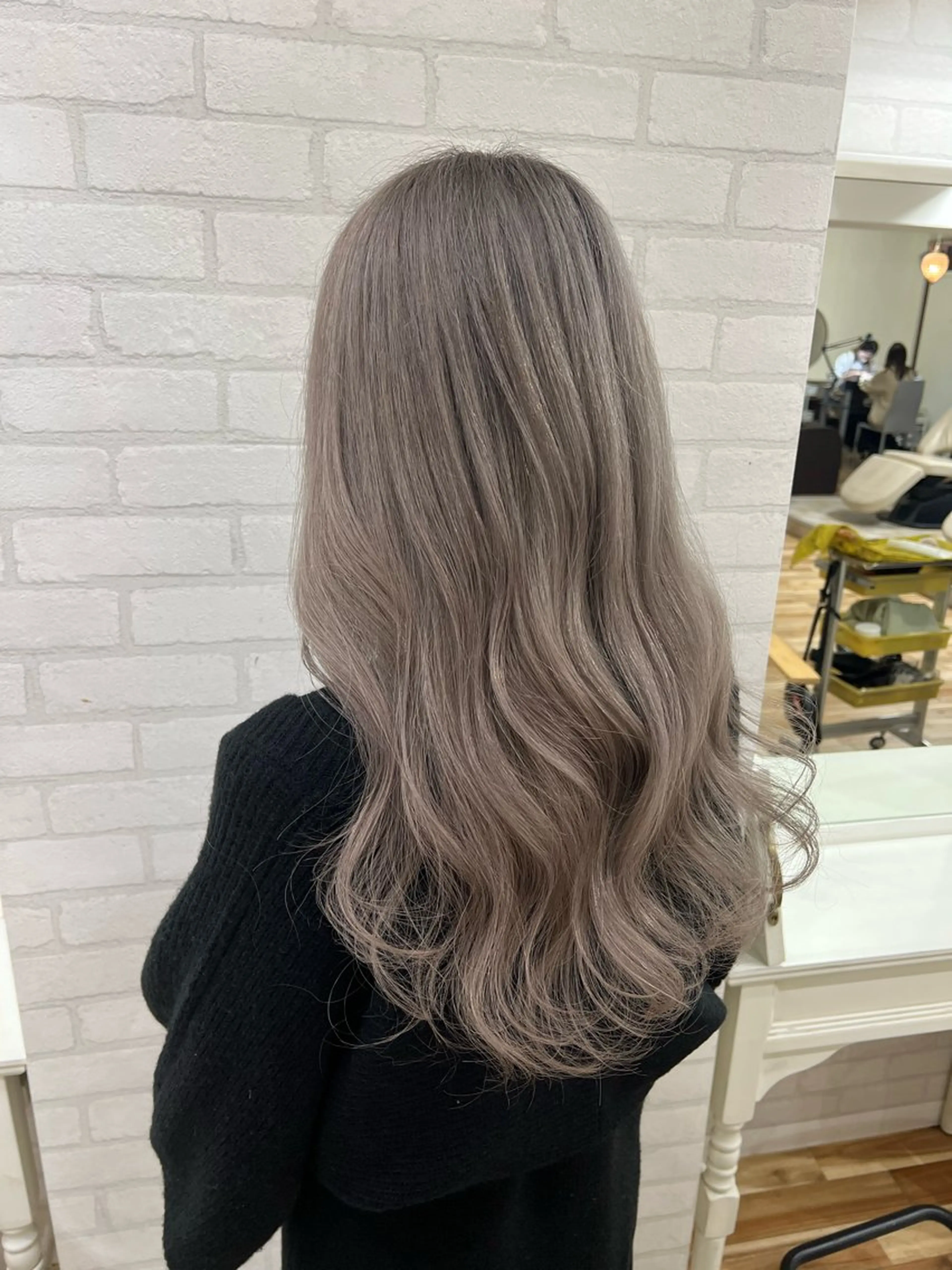 ロング ミルクティーカラー グレージュ　高山慧輔のヘアスタイル