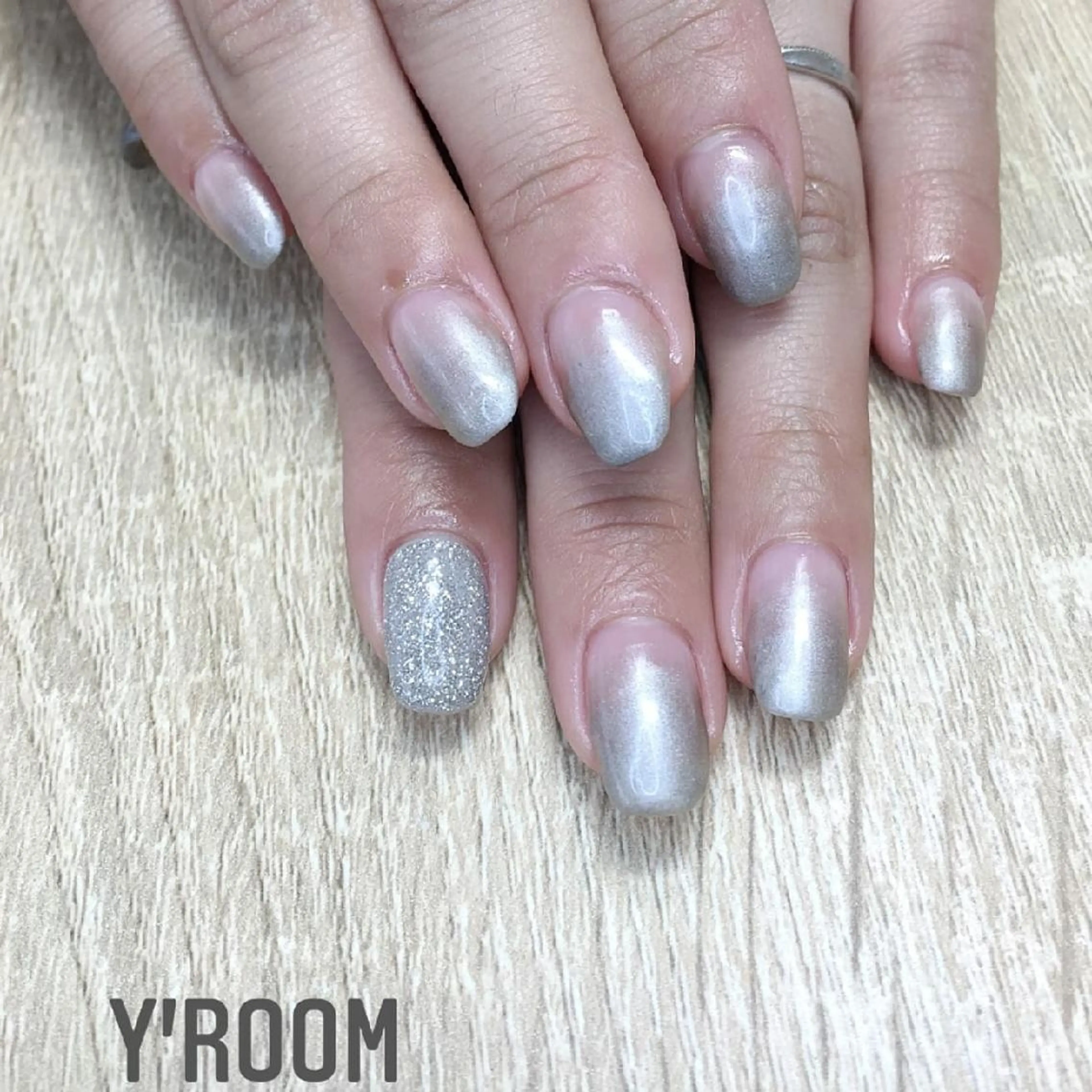 ネイル オーロラネイル フラッシュネイル ジェルネイル グラデーション 氷ネイル・うるうるネイル ハンドネイル YUKA （ネイリスト）のネイルデザイン